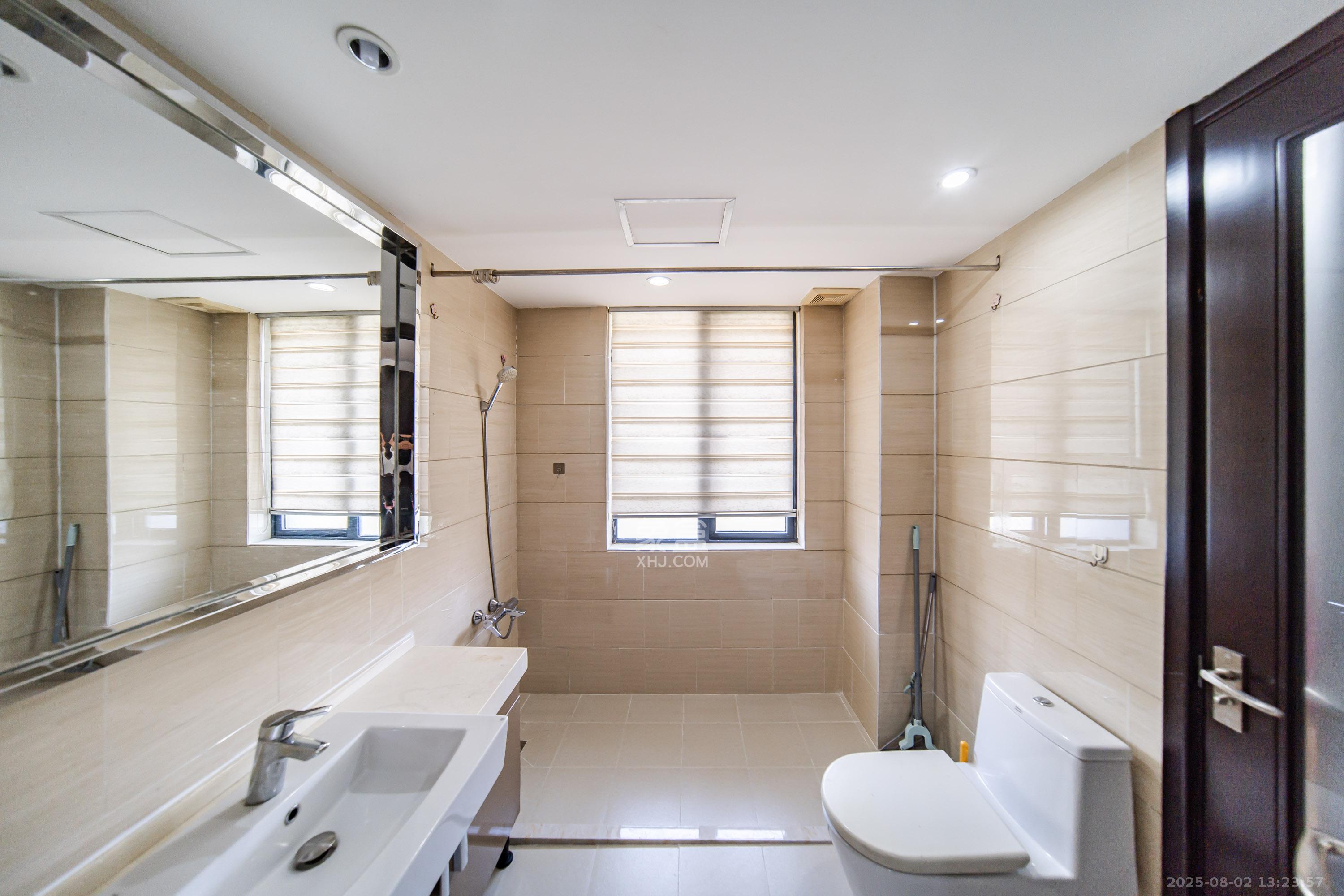 阳光100三期 4室2厅1卫 145.0万 阳光100三期 4室2厅1卫 145.0万卫生间