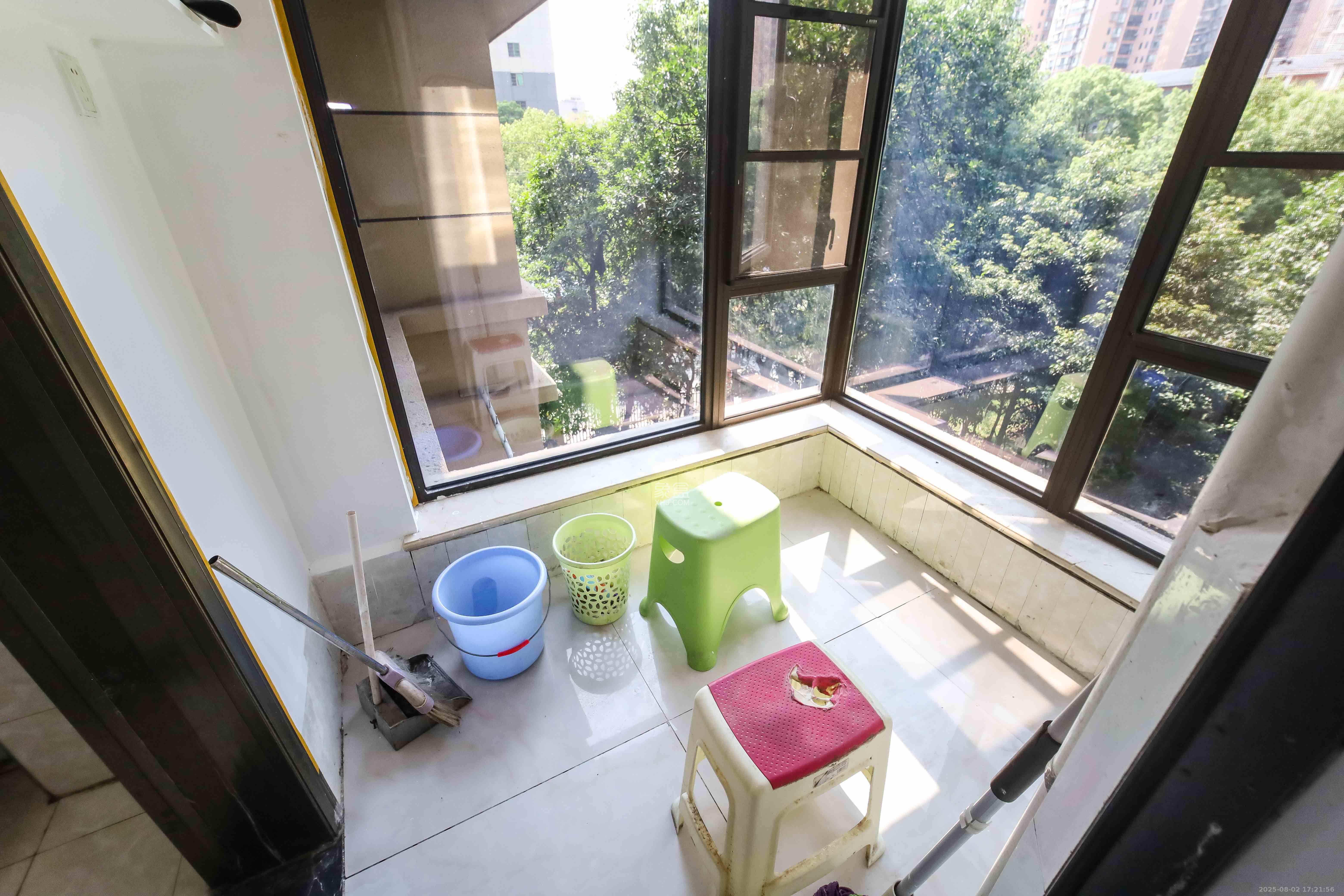 红橡华园(菲莎公馆)  4室2厅1卫    178.0万阳台