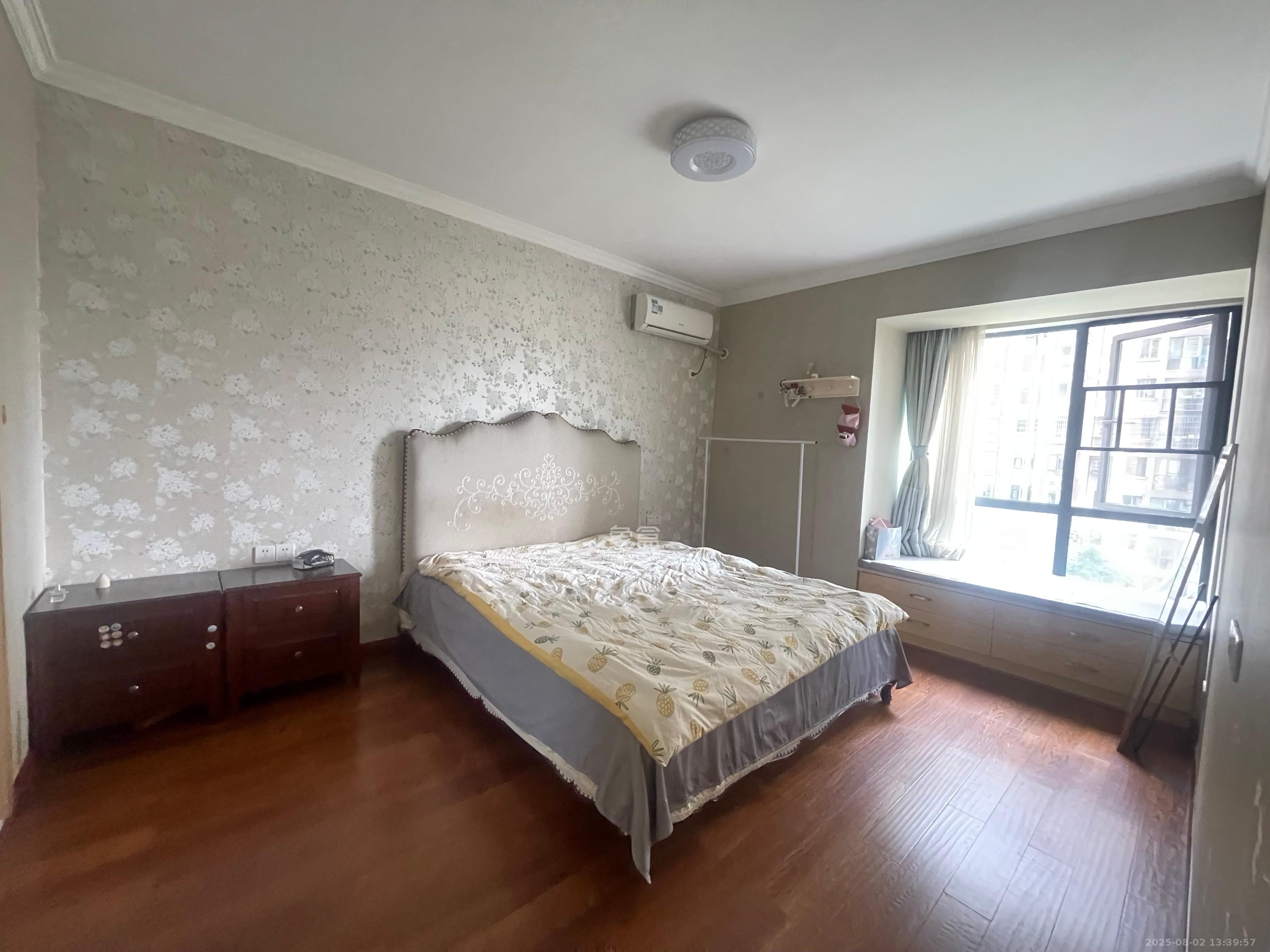 秀峰景园(领秀峰) 3室2厅2卫 2600.0元/月 秀峰景园(领秀峰) 3室2厅2卫 2600.0元/月室内图