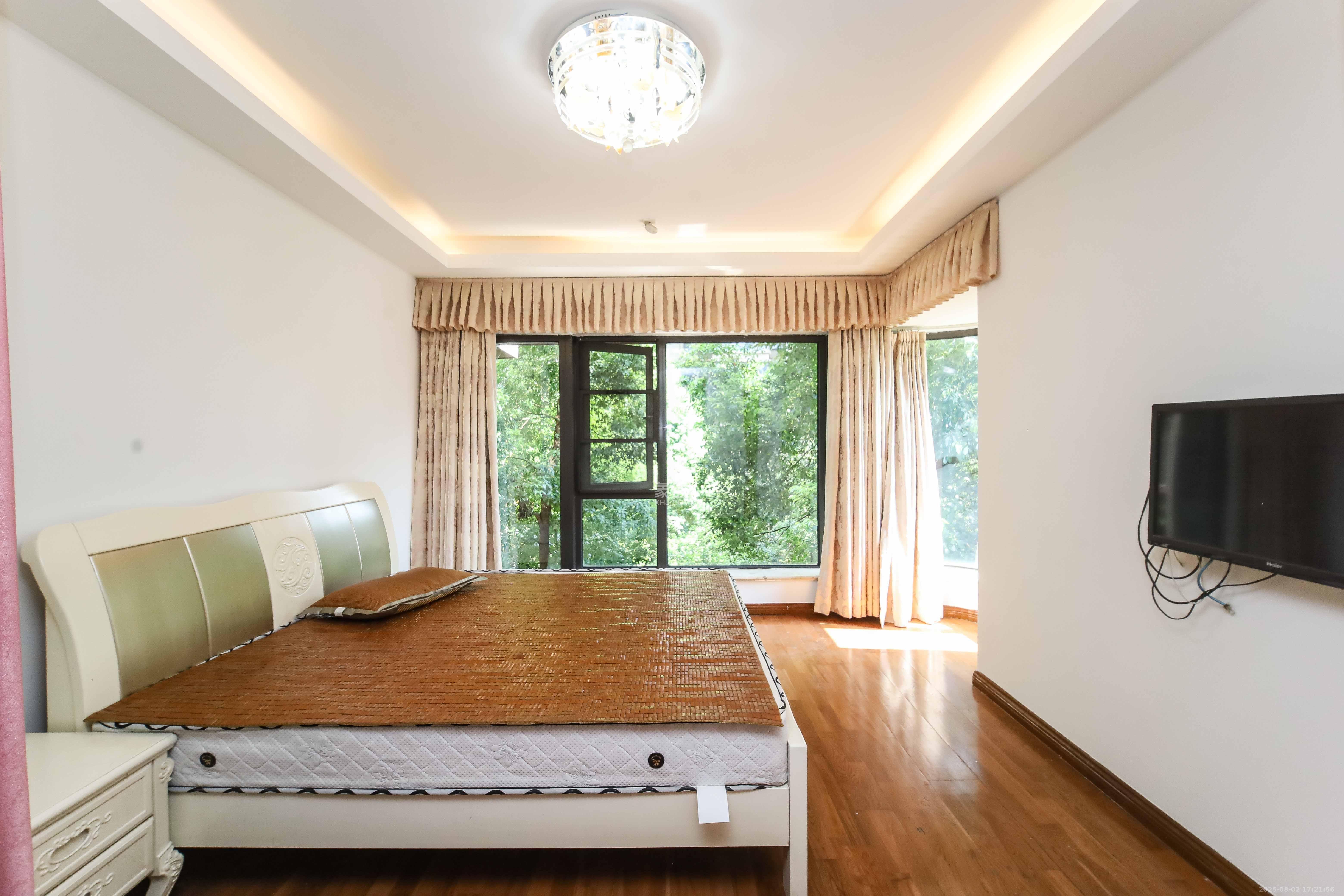 红橡华园(菲莎公馆)  4室2厅1卫    178.0万卧室