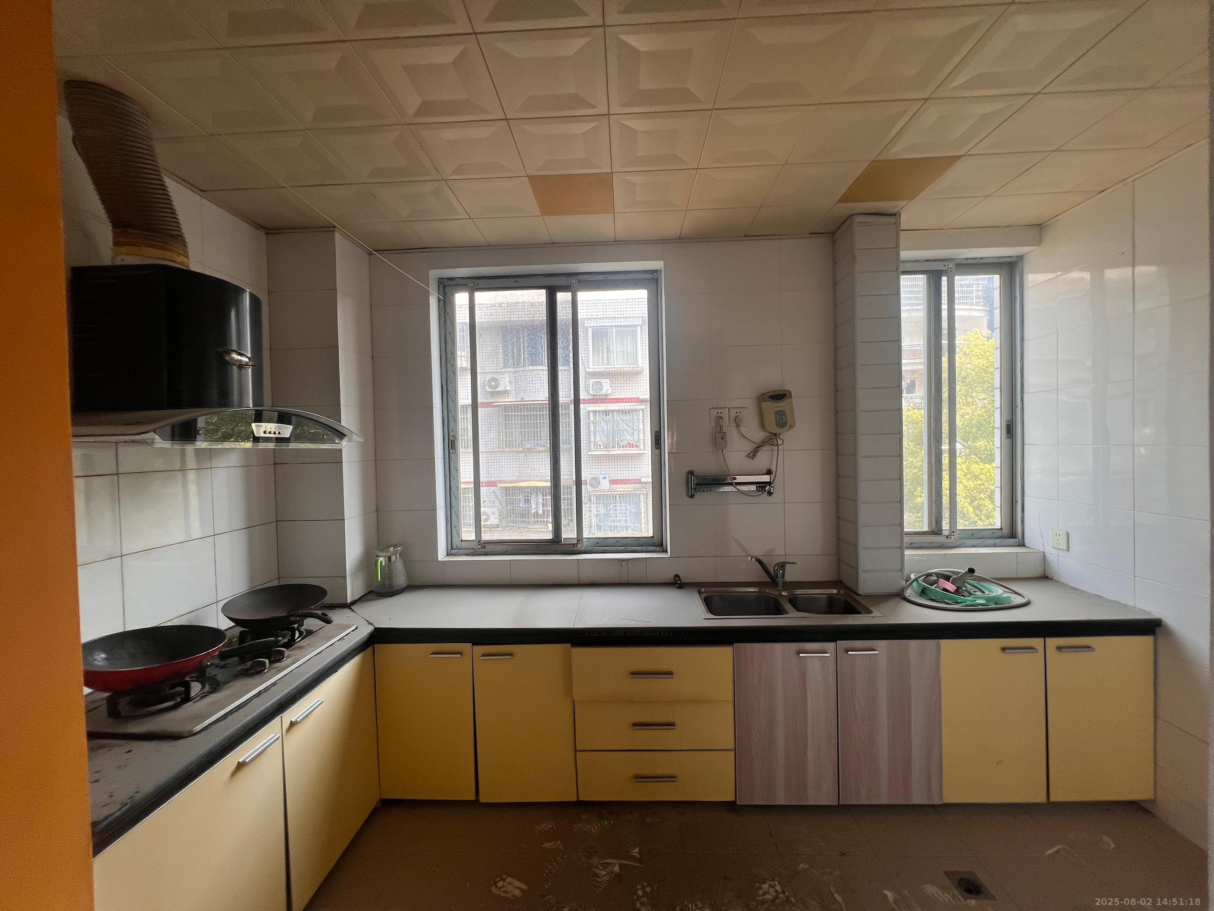 建行小区（军分区）  4室2厅2卫   30.00万客厅