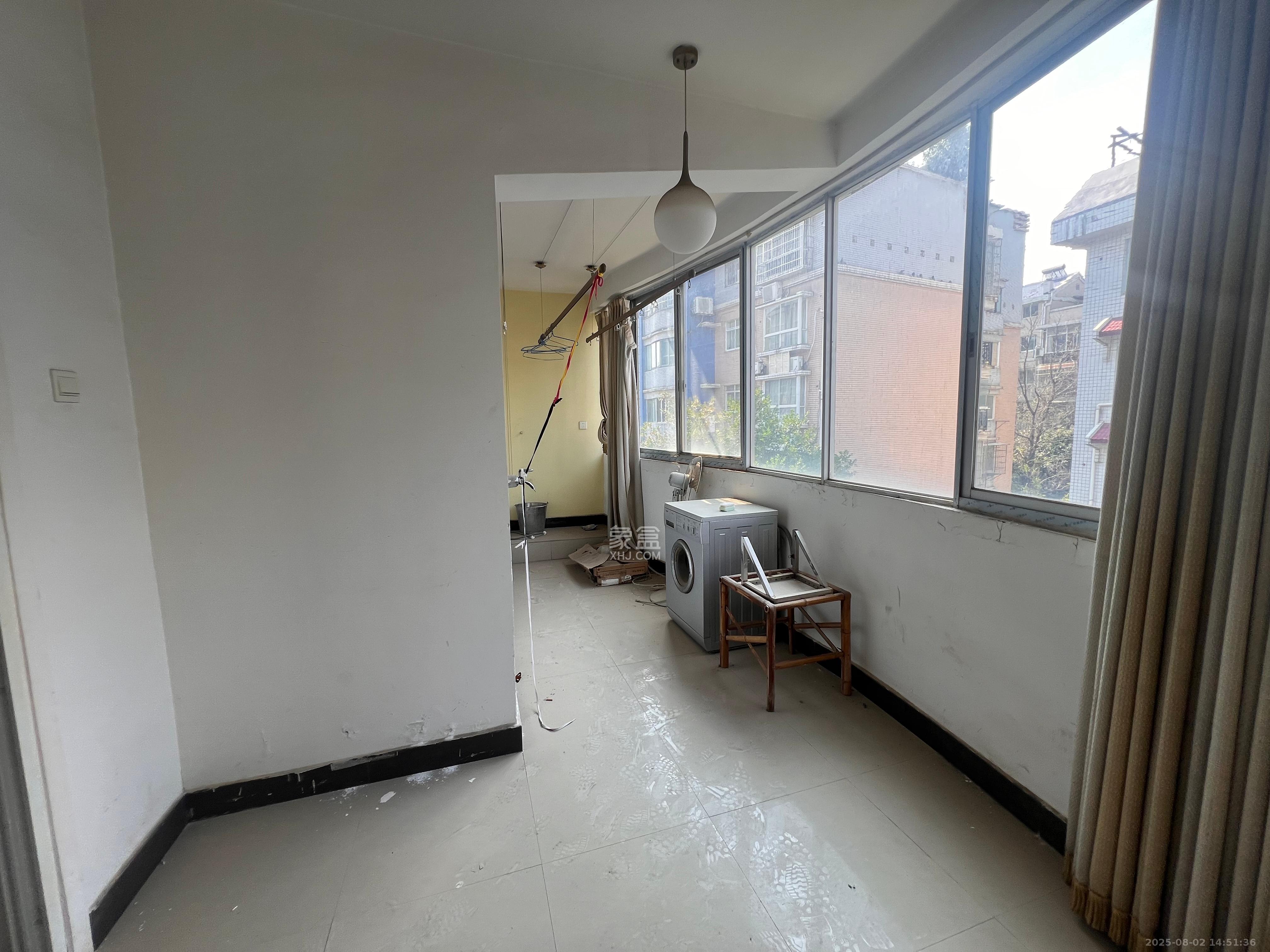 建行小区（军分区）  4室2厅2卫   30.00万客厅