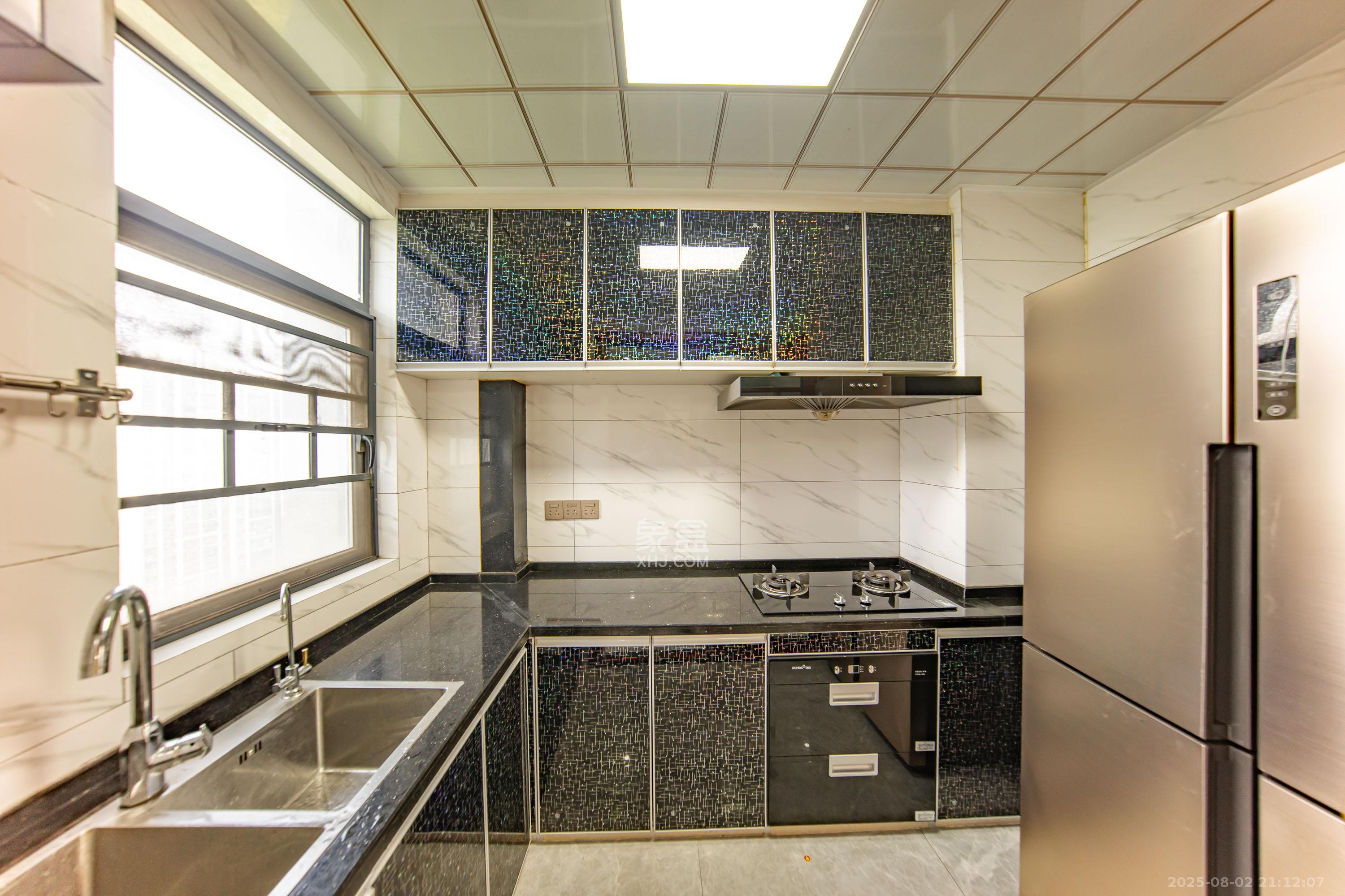 南山十里天池 3室2厅2卫 88.0万 南山十里天池 3室2厅2卫 88.0万厨房