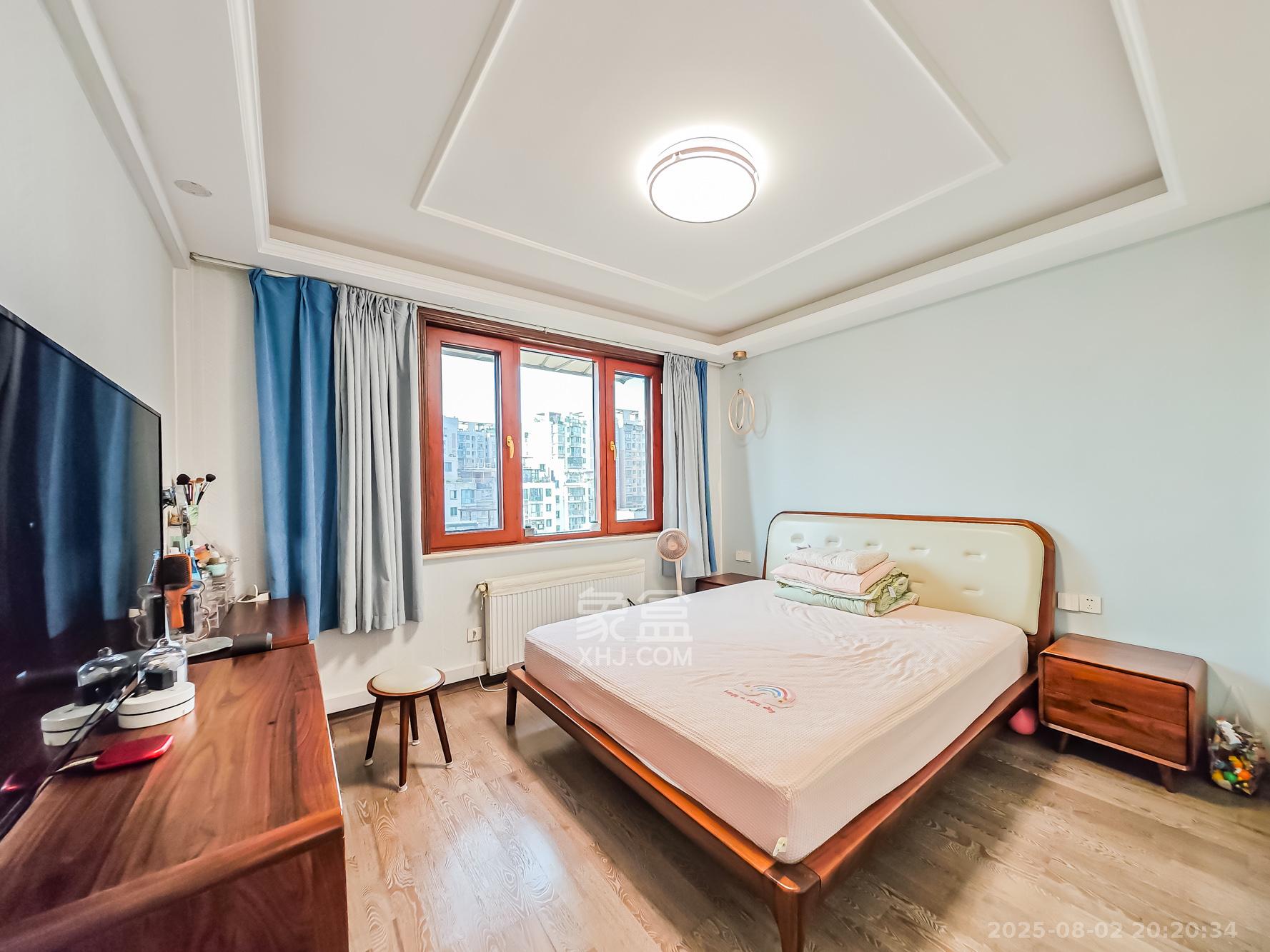 山语城一期 4室2厅3卫 240.0万 山语城一期 4室2厅3卫 240.0万卧室