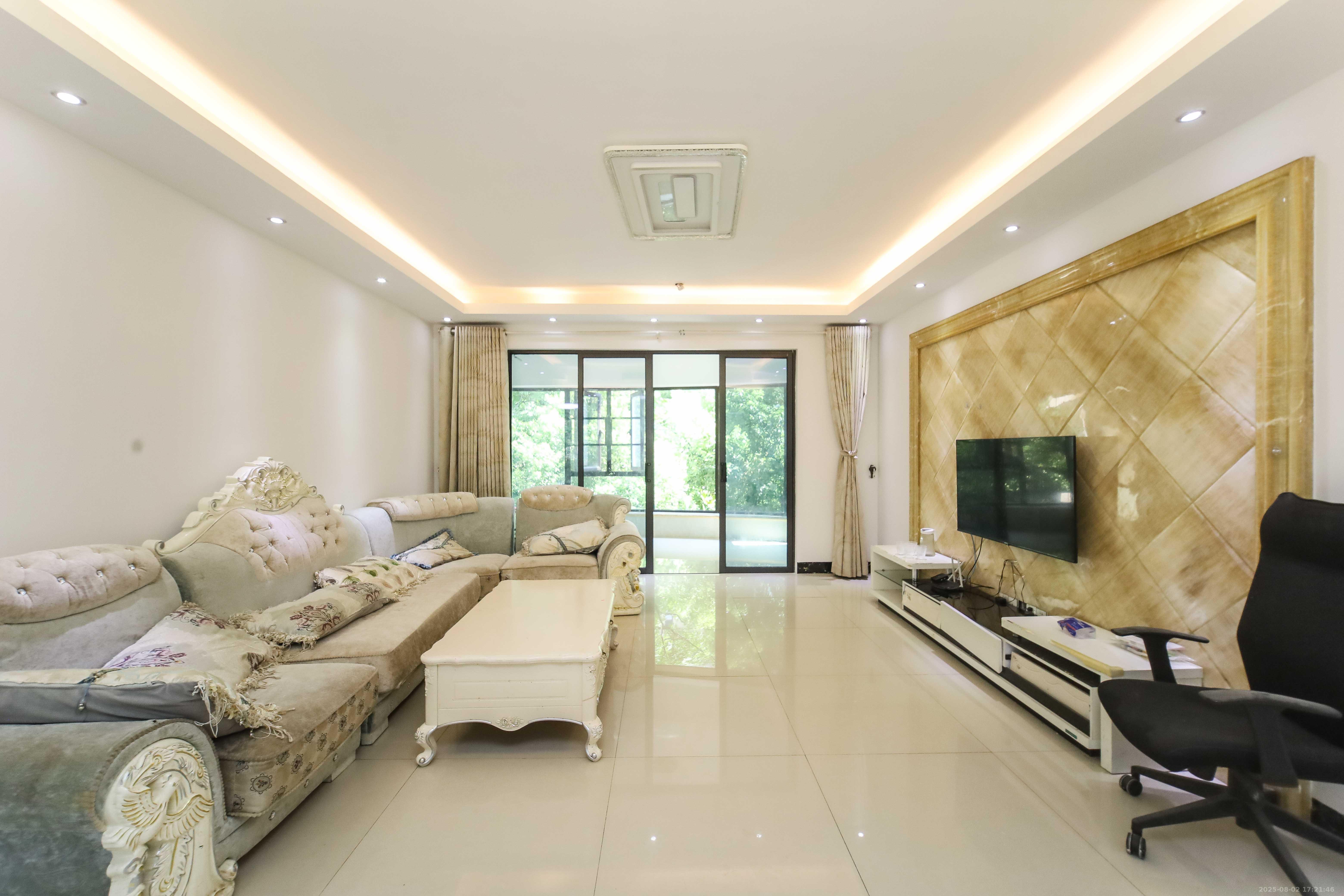 红橡华园(菲莎公馆) 4室2厅1卫 178.0万 红橡华园(菲莎公馆) 4室2厅1卫 178.0万客厅