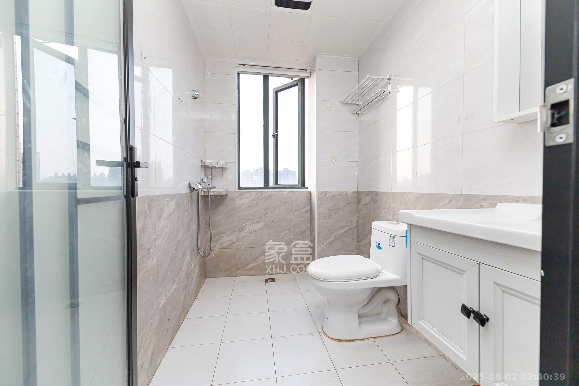 金湘苑(星澜之悦) 4室2厅2卫 98.0万 金湘苑(星澜之悦) 4室2厅2卫 98.0万卫生间