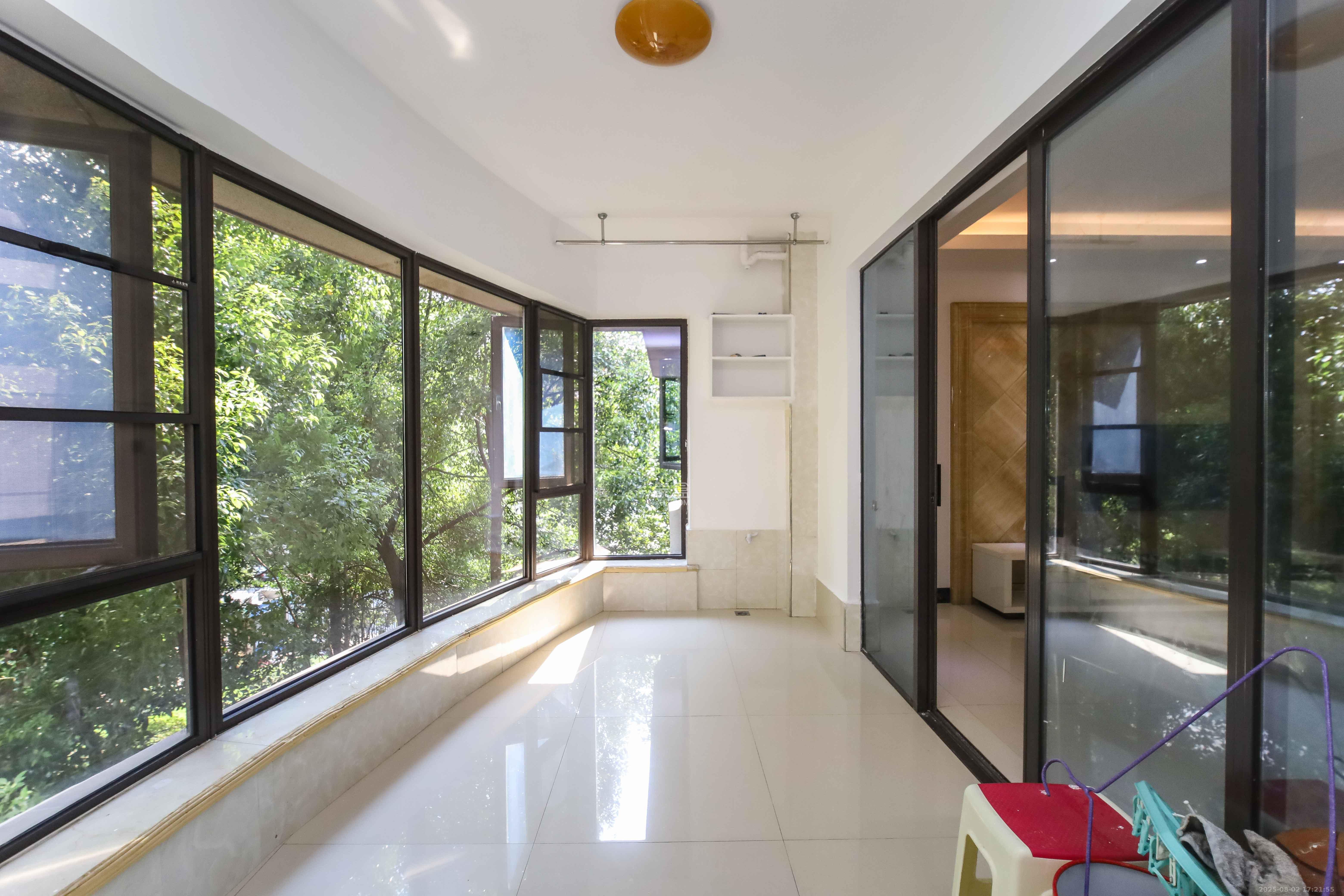 红橡华园(菲莎公馆) 4室2厅1卫 178.0万 红橡华园(菲莎公馆) 4室2厅1卫 178.0万阳台