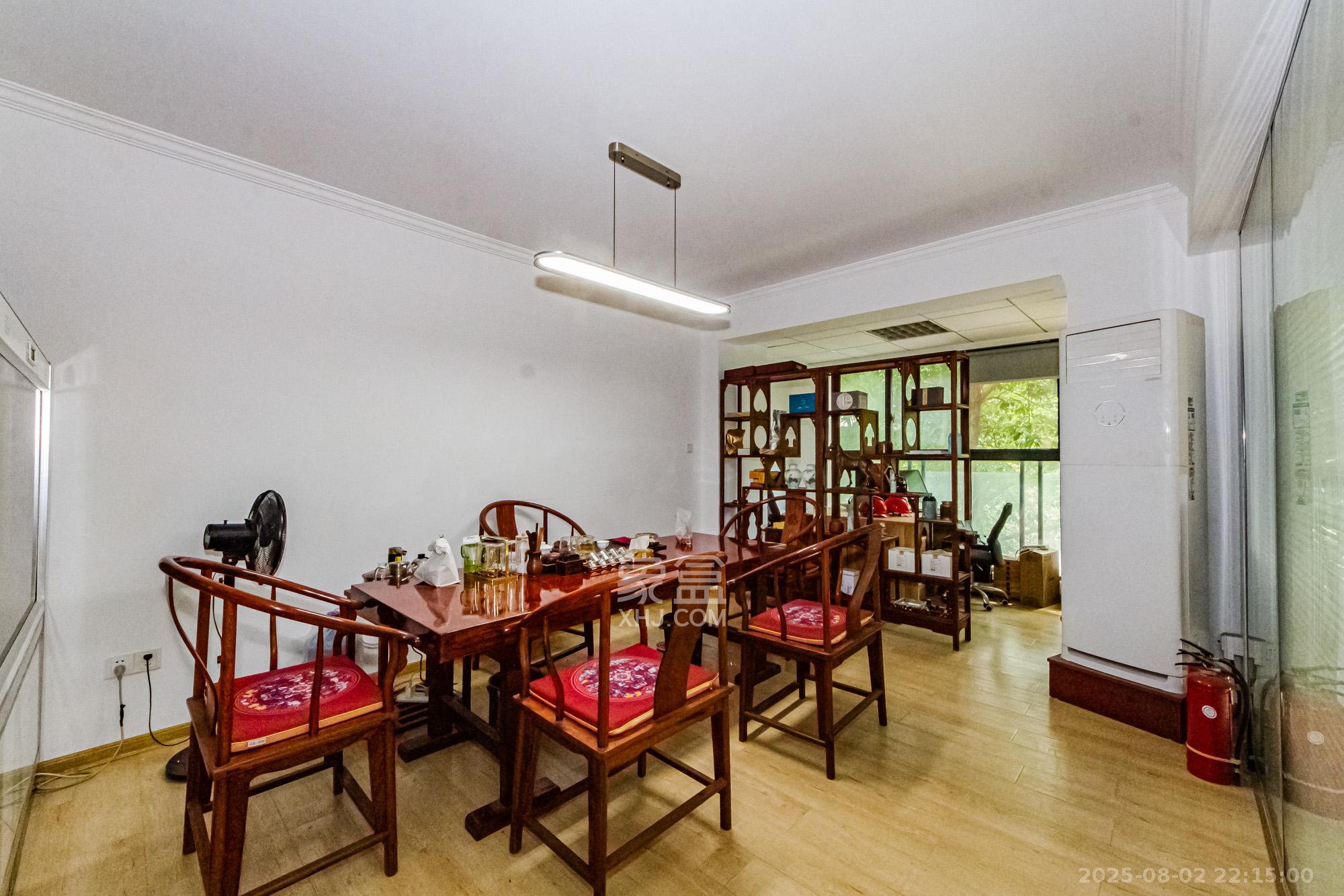 香江锦城  2室2厅1卫    95.0万 香江锦城  2室2厅1卫    95.0万客厅