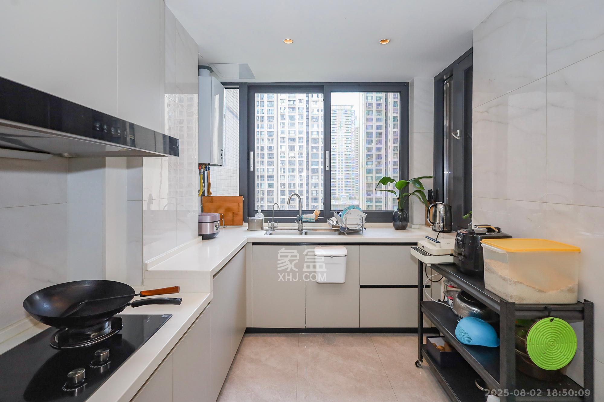 八方小区B区  4室2厅2卫    605.0万厨房