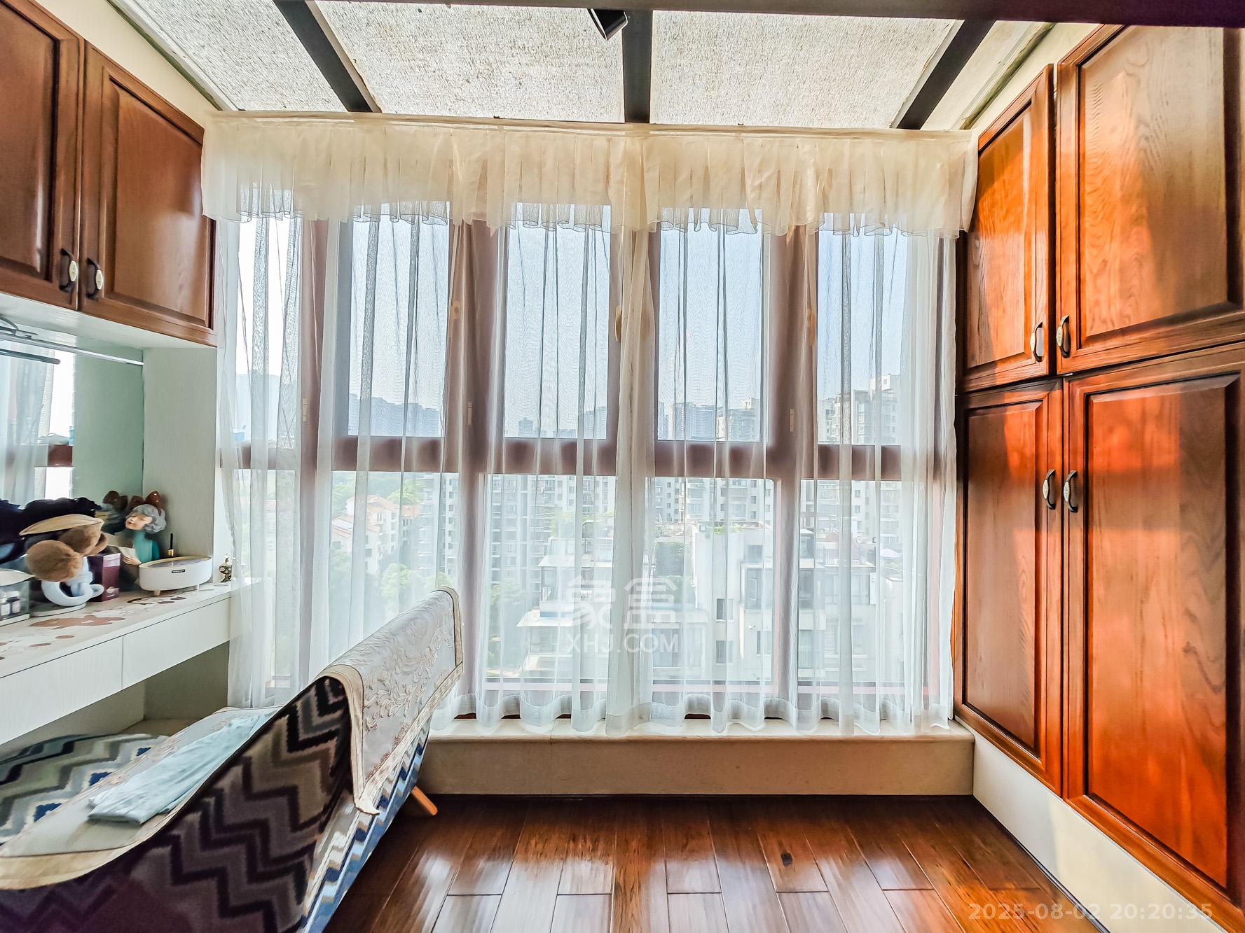 山语城一期 4室2厅3卫 240.0万 山语城一期 4室2厅3卫 240.0万阳台