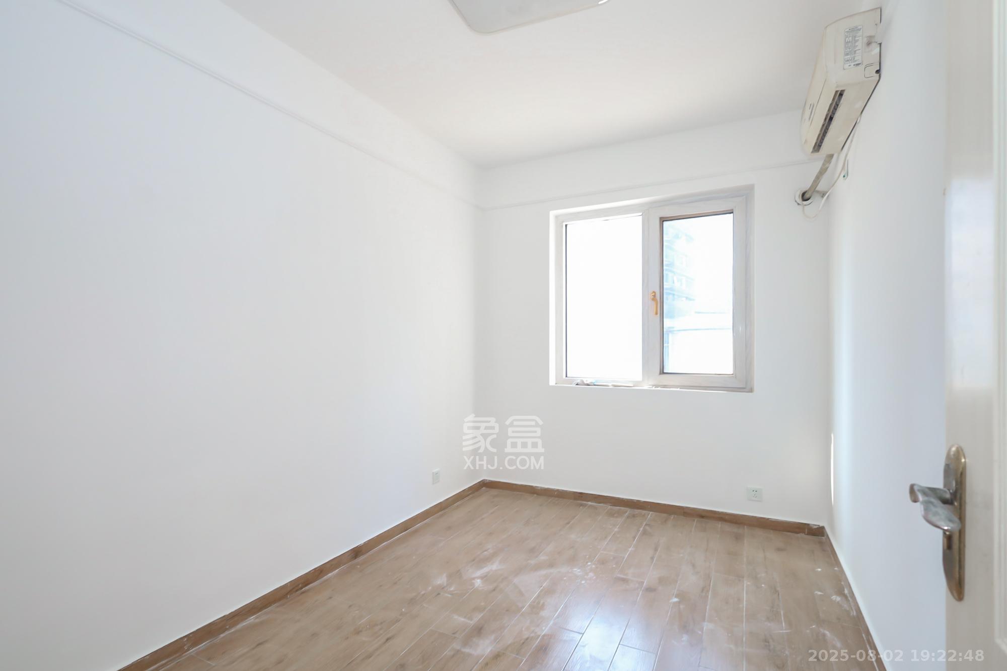 保利西海岸B区  3室2厅2卫    135.0万 保利西海岸B区  3室2厅2卫    135.0万卧室