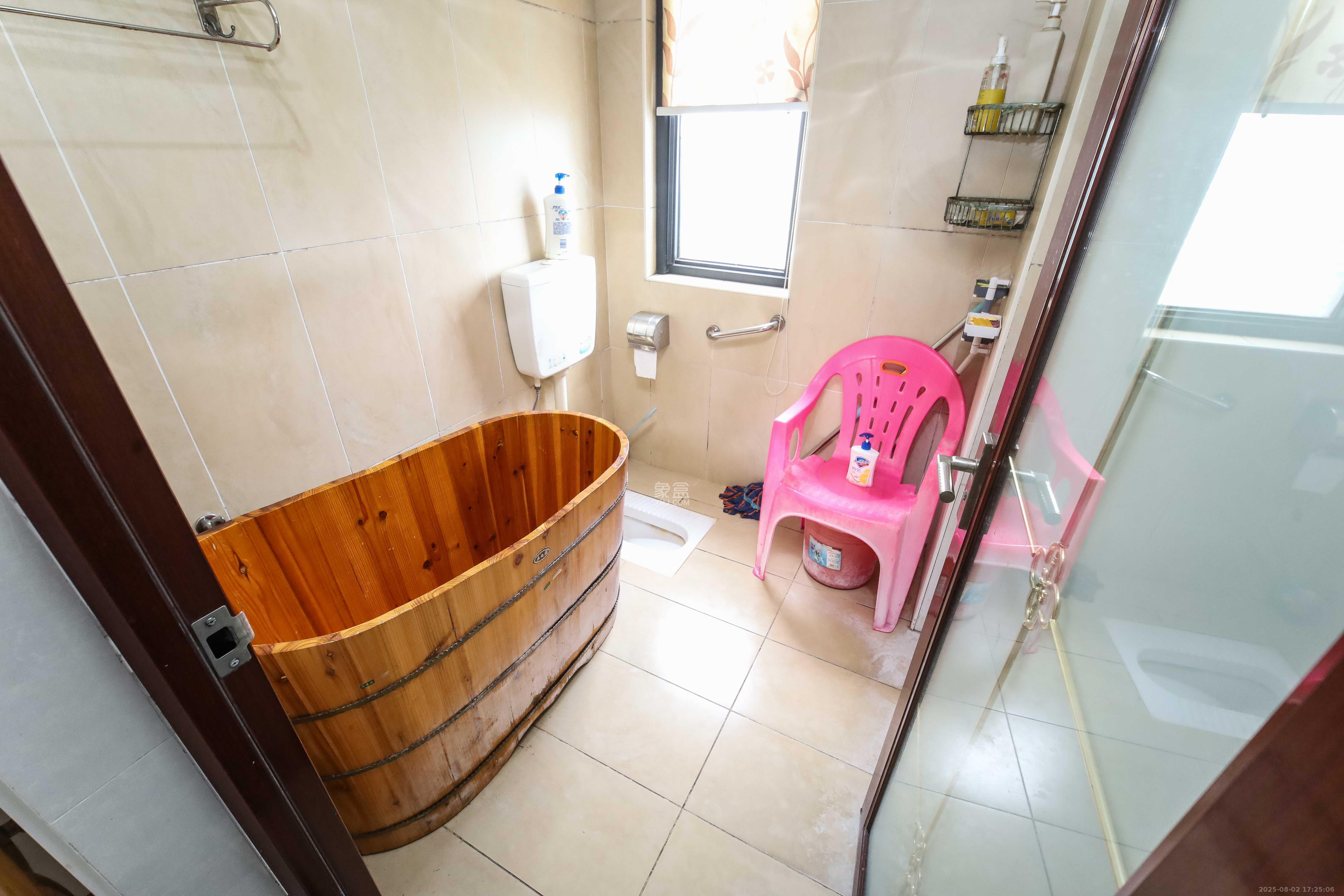 西街花园  4室2厅3卫    239.0万 西街花园  4室2厅3卫    239.0万卫生间