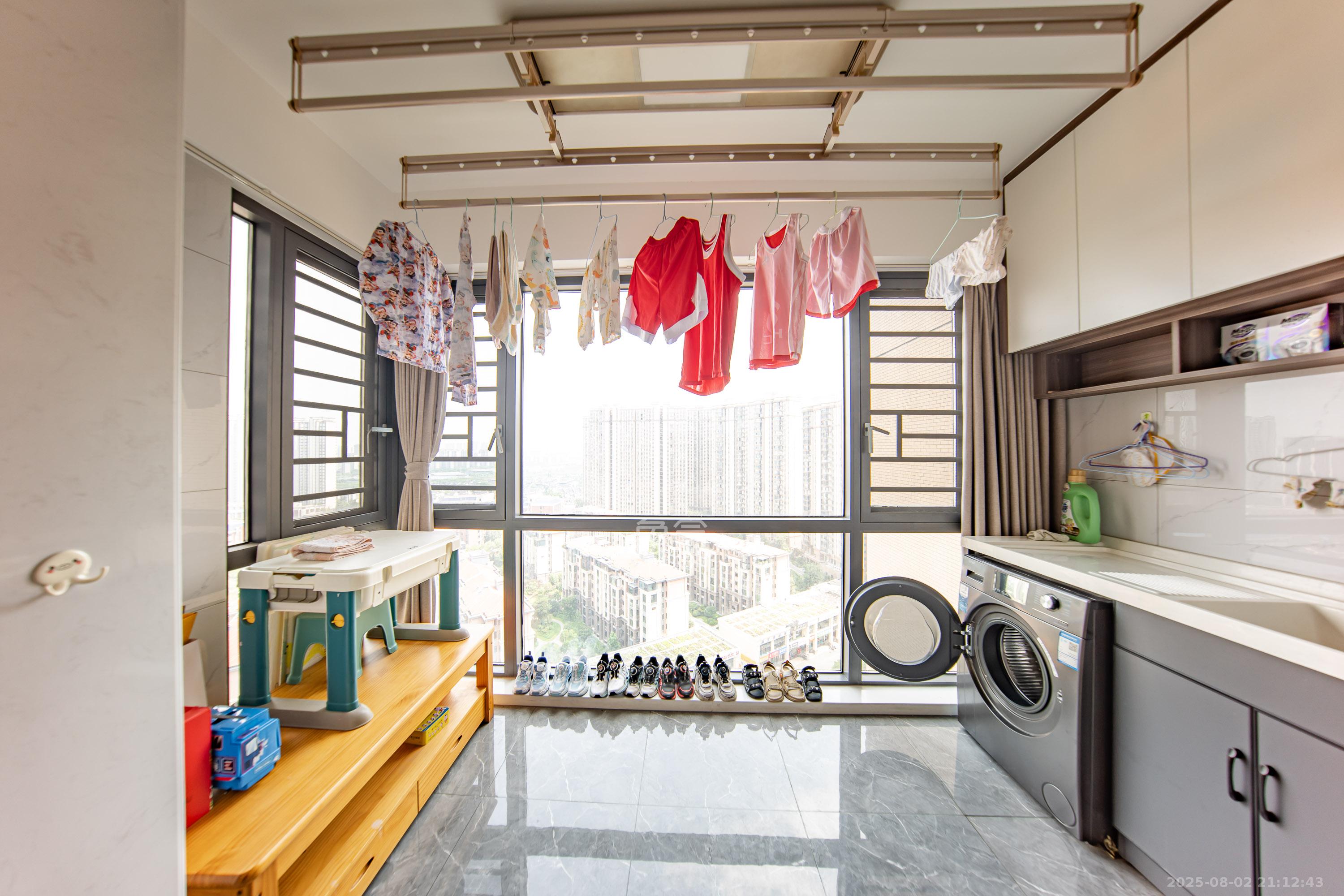 洋湖时代 3室2厅1卫 84.00万 洋湖时代 3室2厅1卫 84.00万阳台