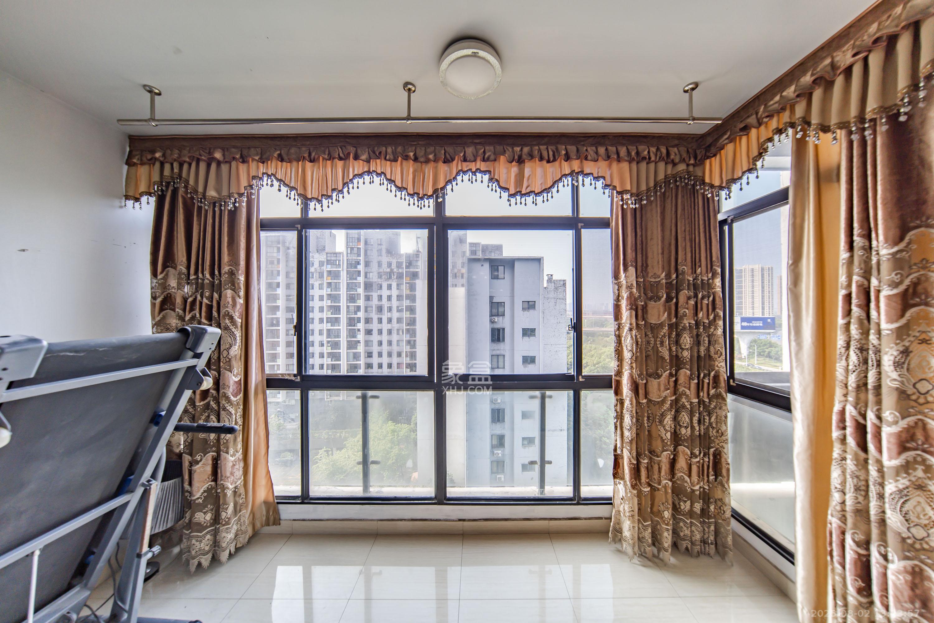 阳光100三期 4室2厅1卫 145.0万 阳光100三期 4室2厅1卫 145.0万阳台