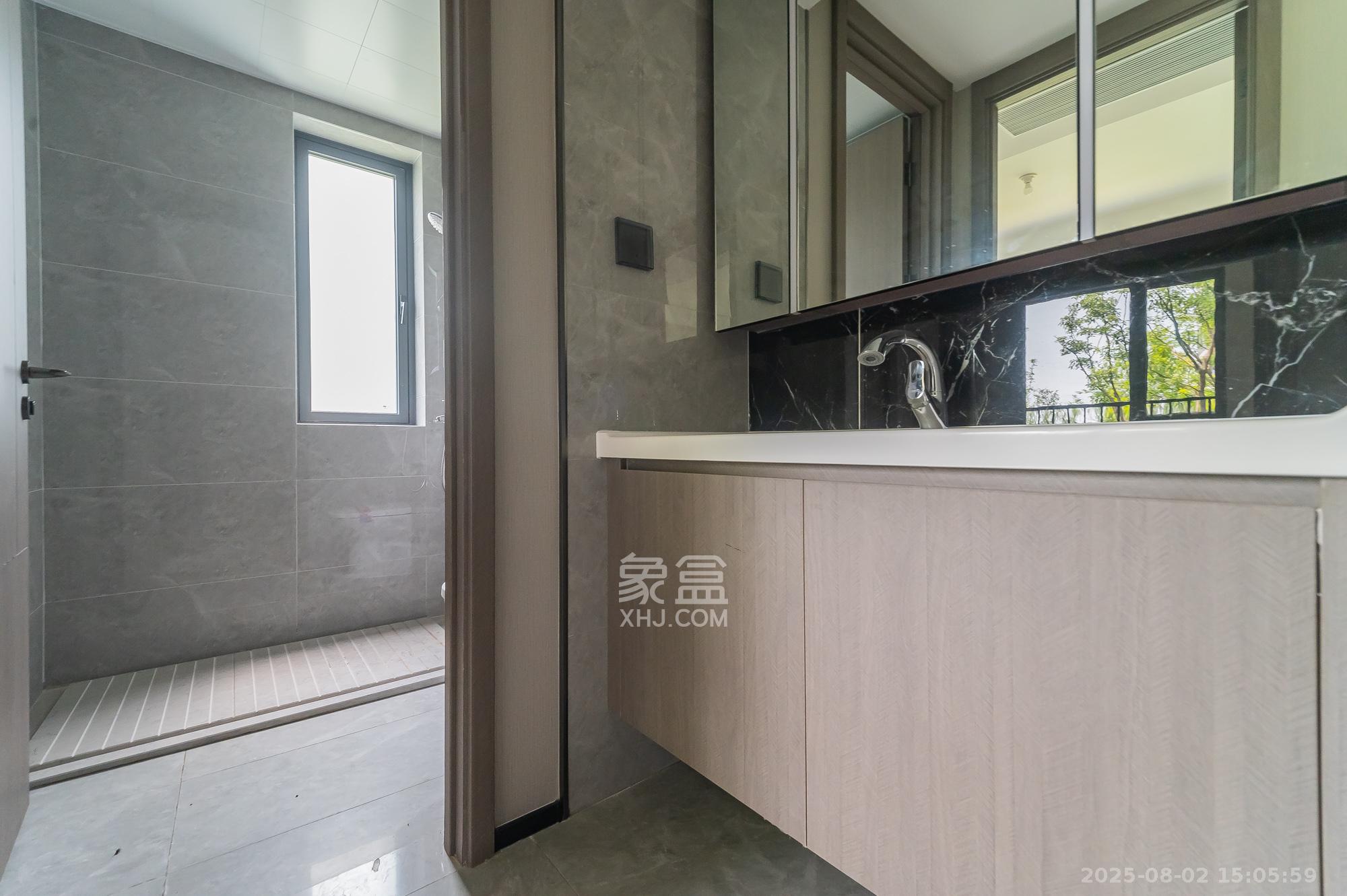万科松湖天地  4室2厅3卫   265.00万其他