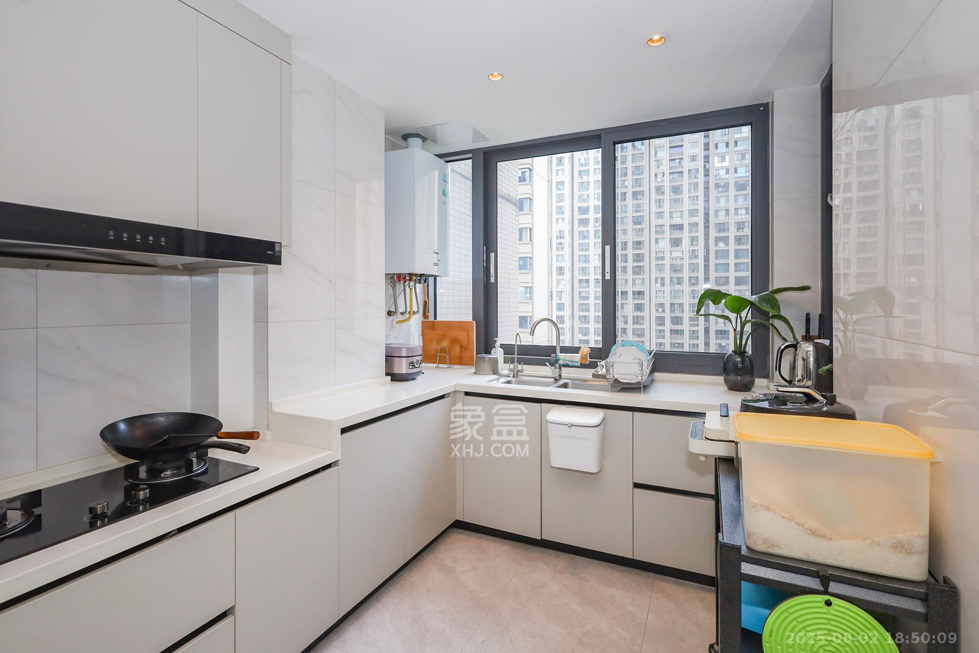 八方小区B区  4室2厅2卫    605.0万厨房