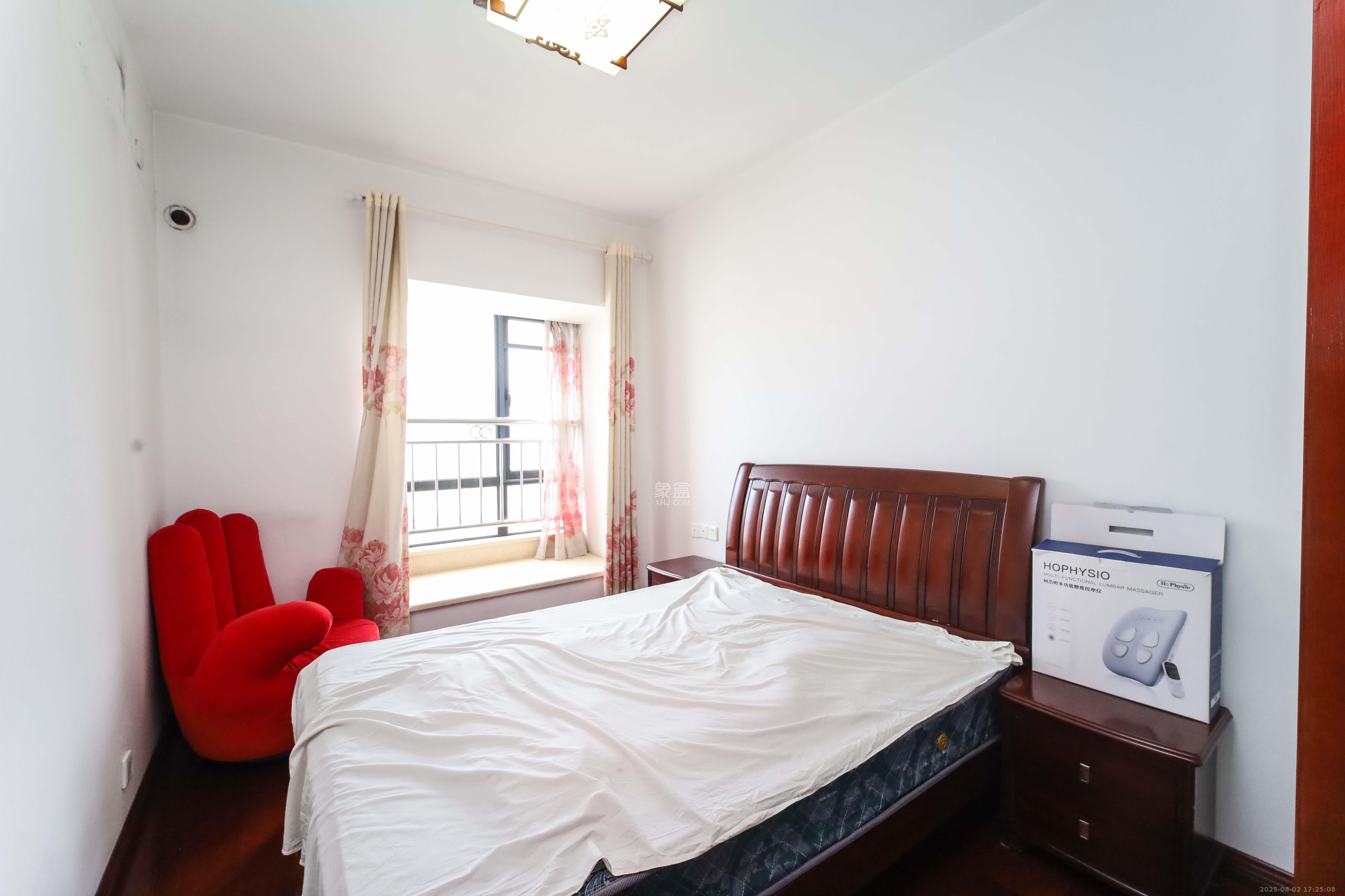 西街花园  4室2厅3卫    239.0万 西街花园  4室2厅3卫    239.0万卧室