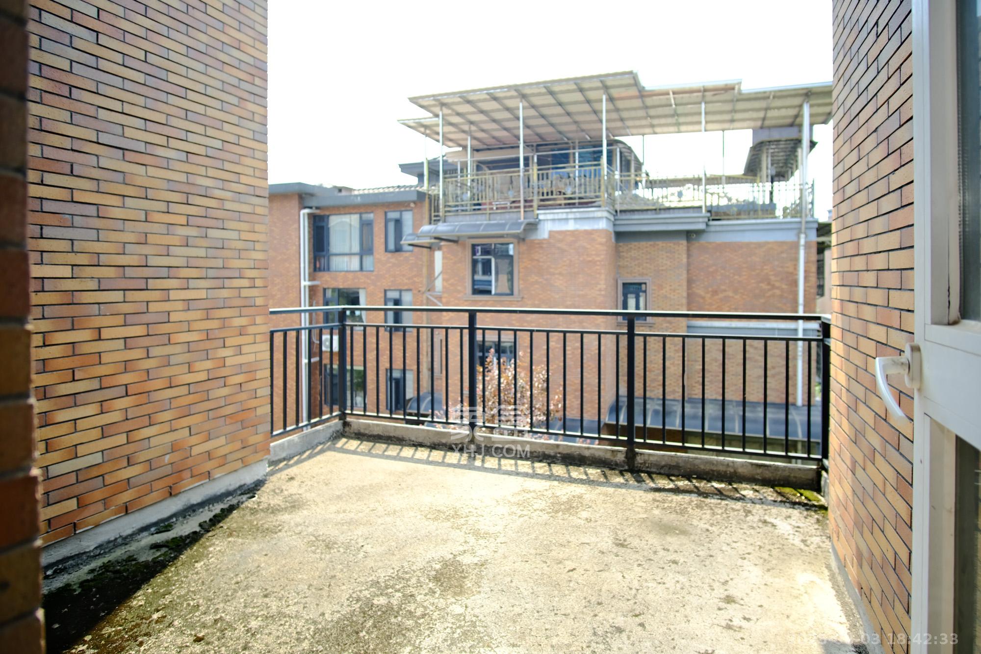 山水湾  6室3厅3卫   450.00万阳台
