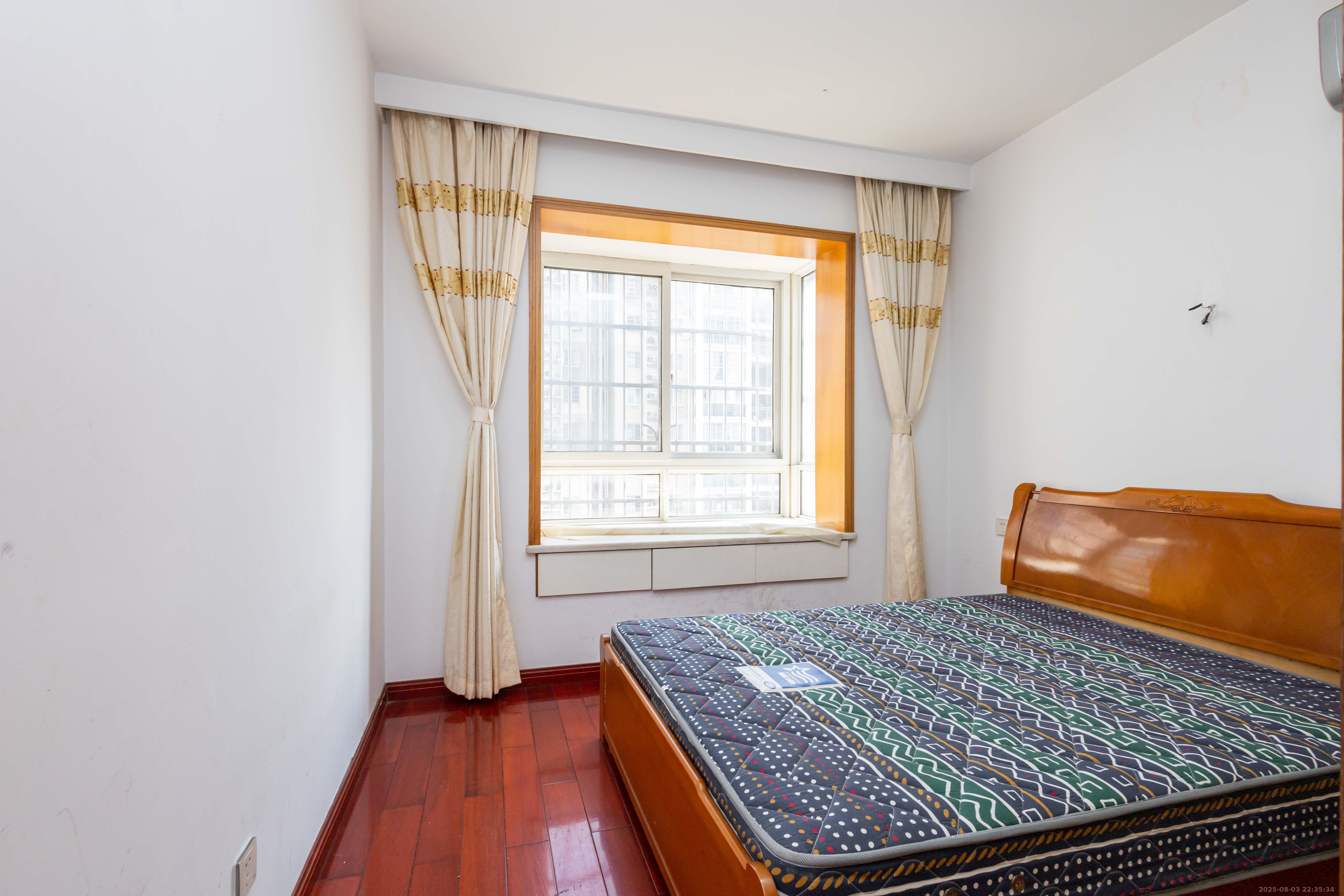 圣力华苑 3室2厅2卫 56.0万 圣力华苑 3室2厅2卫 56.0万卧室