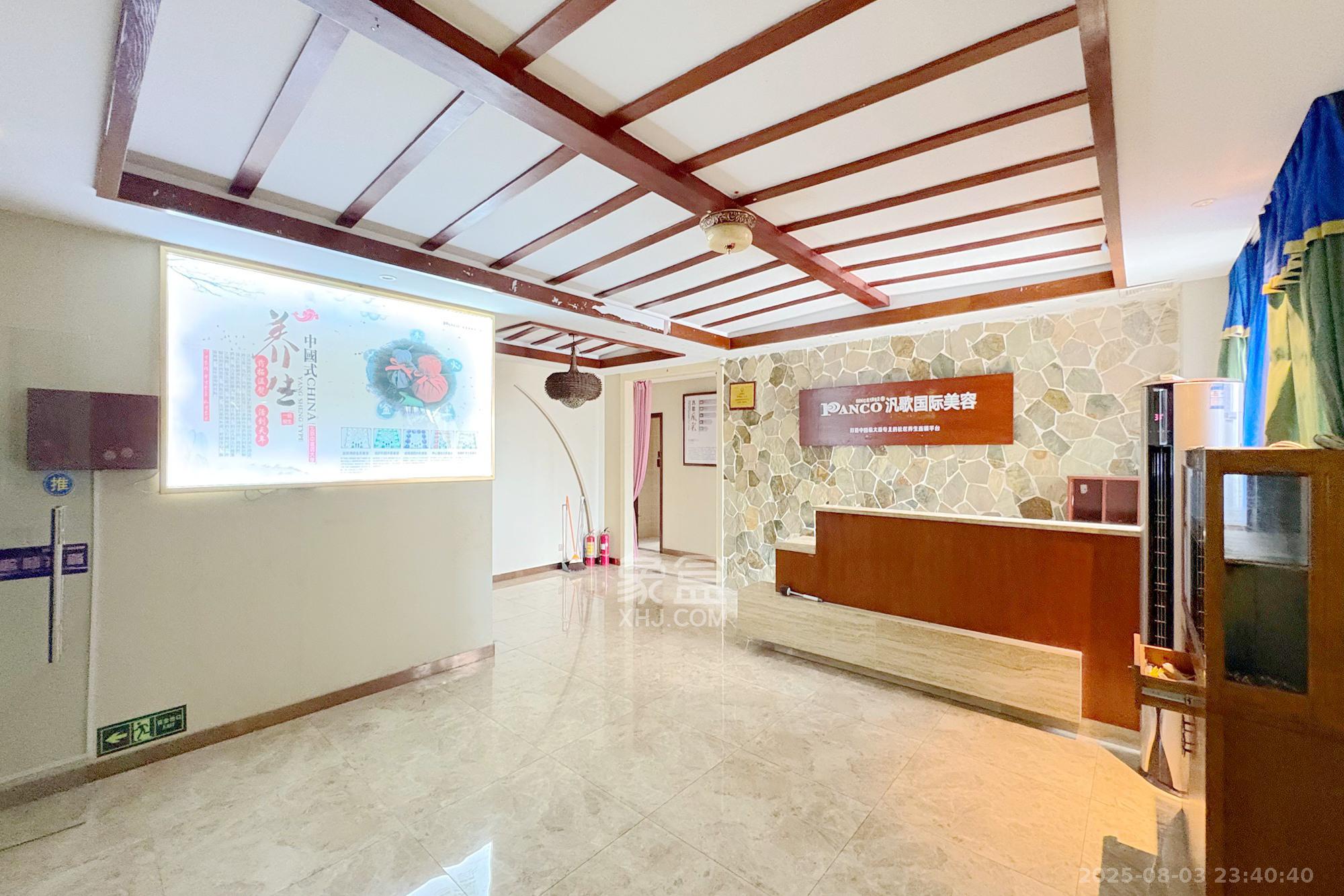 新楚天扶华庭  4室2厅2卫   145.00万客厅