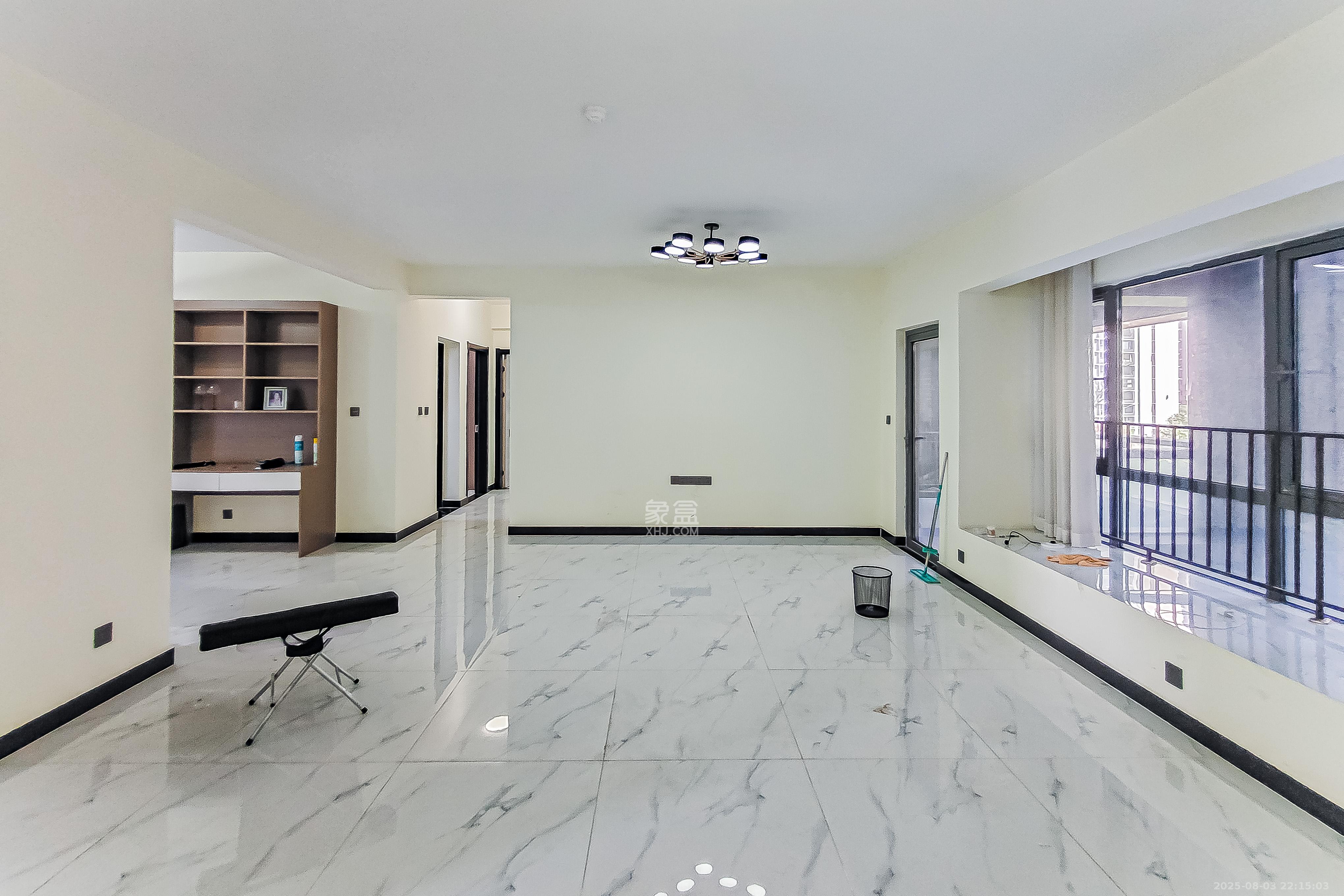 保利国际广场  4室2厅2卫    280.0万客厅