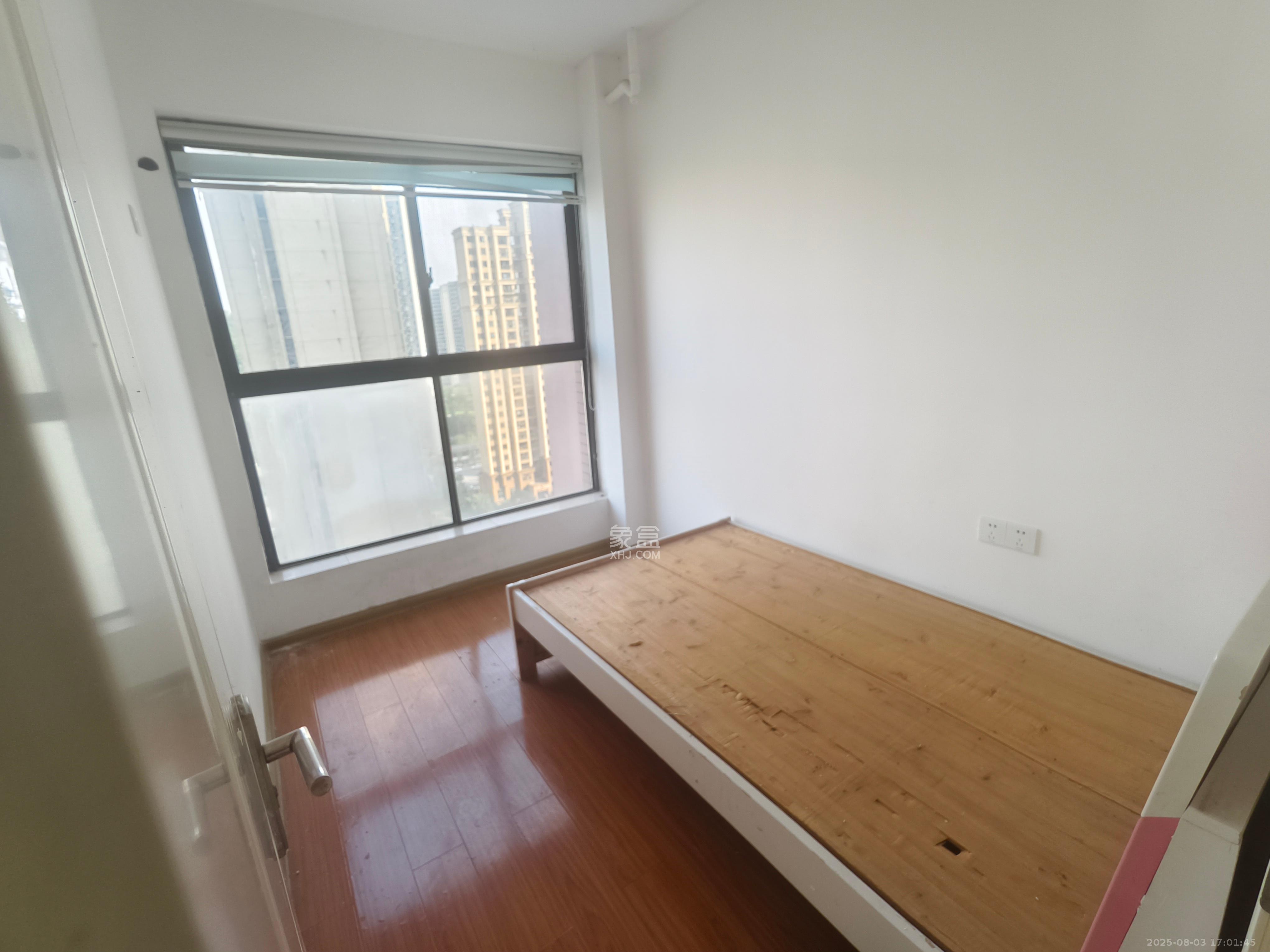 绿地海外滩一期 3室2厅1卫 1600.0元/月 绿地海外滩一期 3室2厅1卫 1600.0元/月室内图