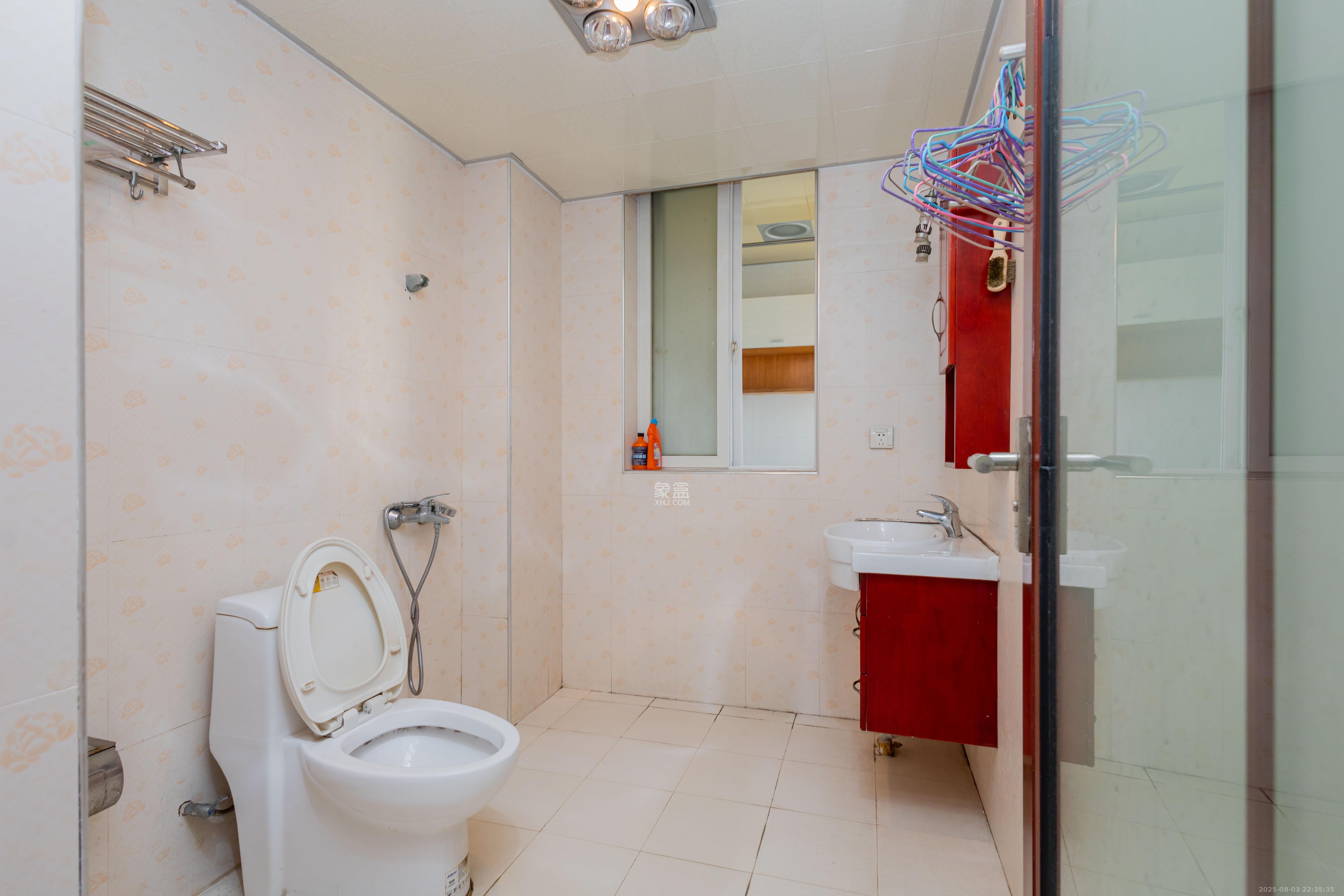 圣力华苑 3室2厅2卫 56.0万 圣力华苑 3室2厅2卫 56.0万卫生间