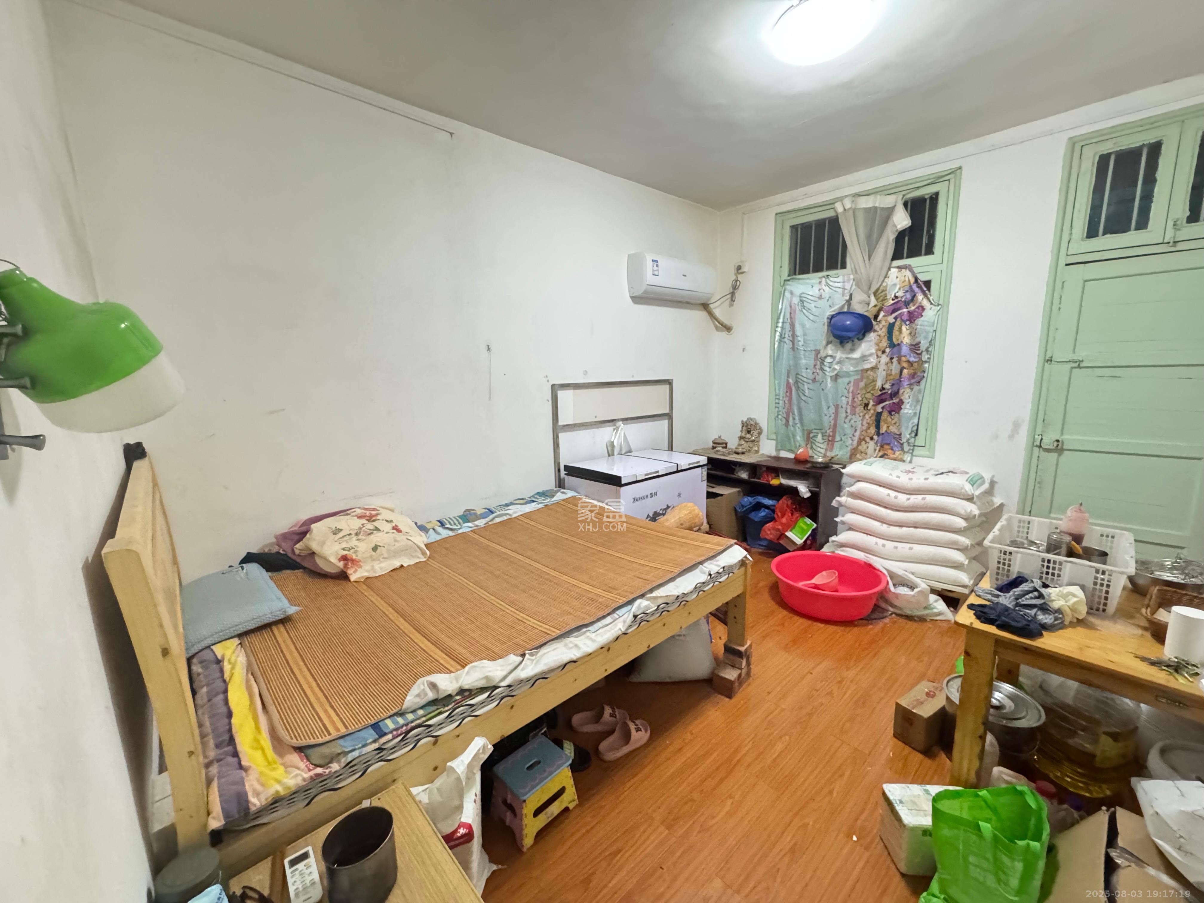 红旗区一片  3室1厅1卫    2000.0元/月 红旗区一片  3室1厅1卫    2000.0元/月室内图