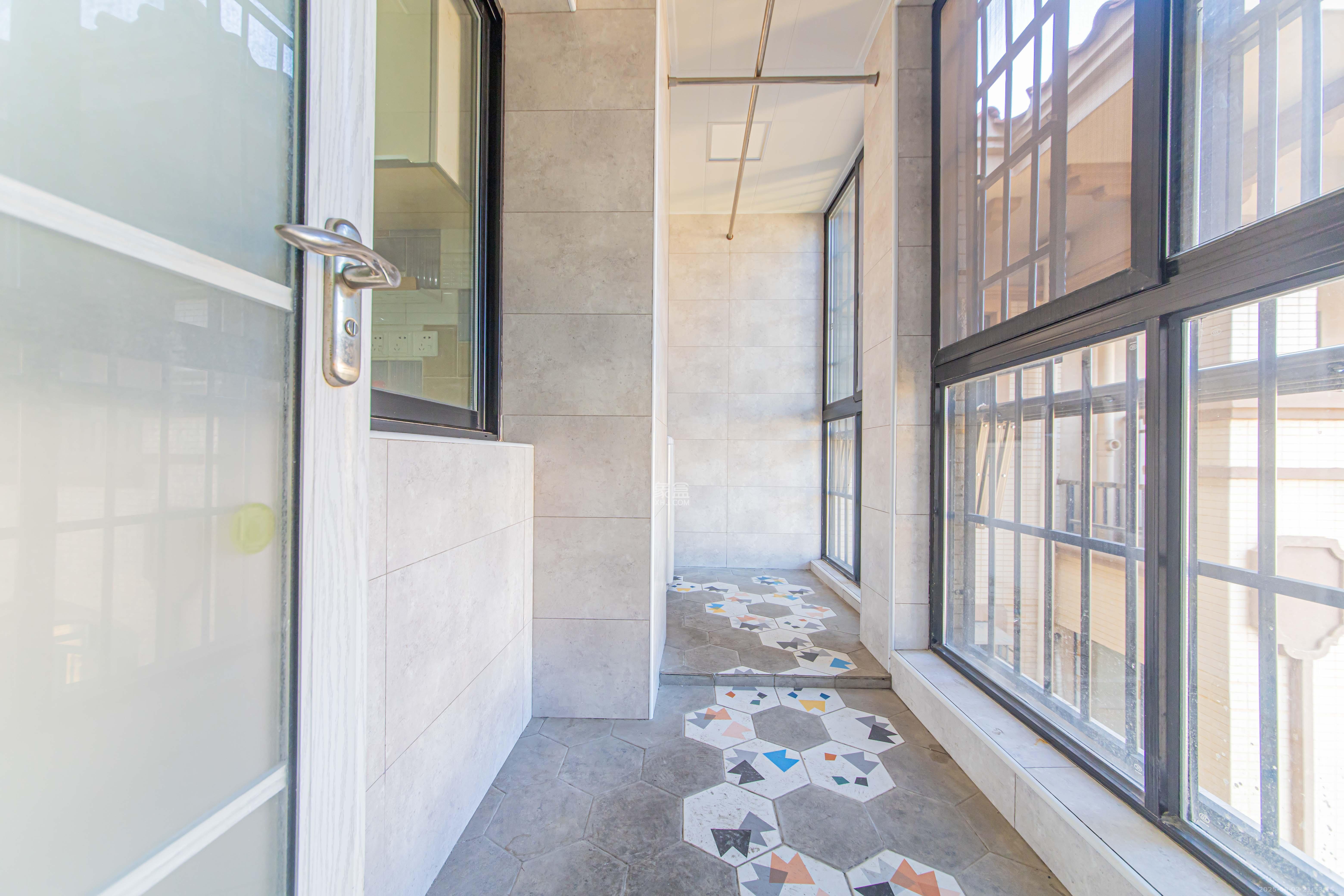 中建芙蓉嘉苑  4室2厅1卫    98.0万 中建芙蓉嘉苑  4室2厅1卫    98.0万阳台