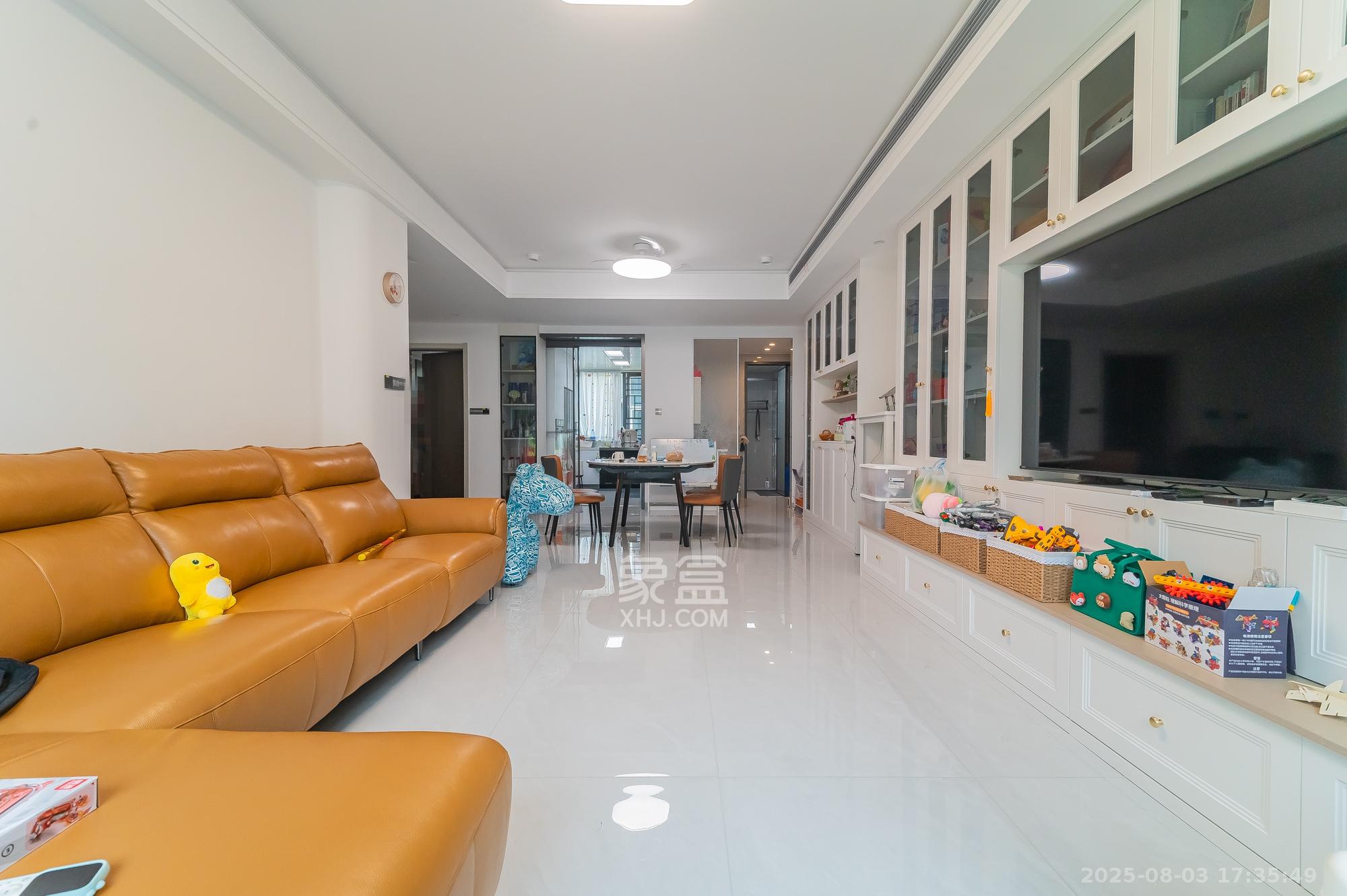 绿城美的明月江南  4室2厅3卫    309.8万客厅