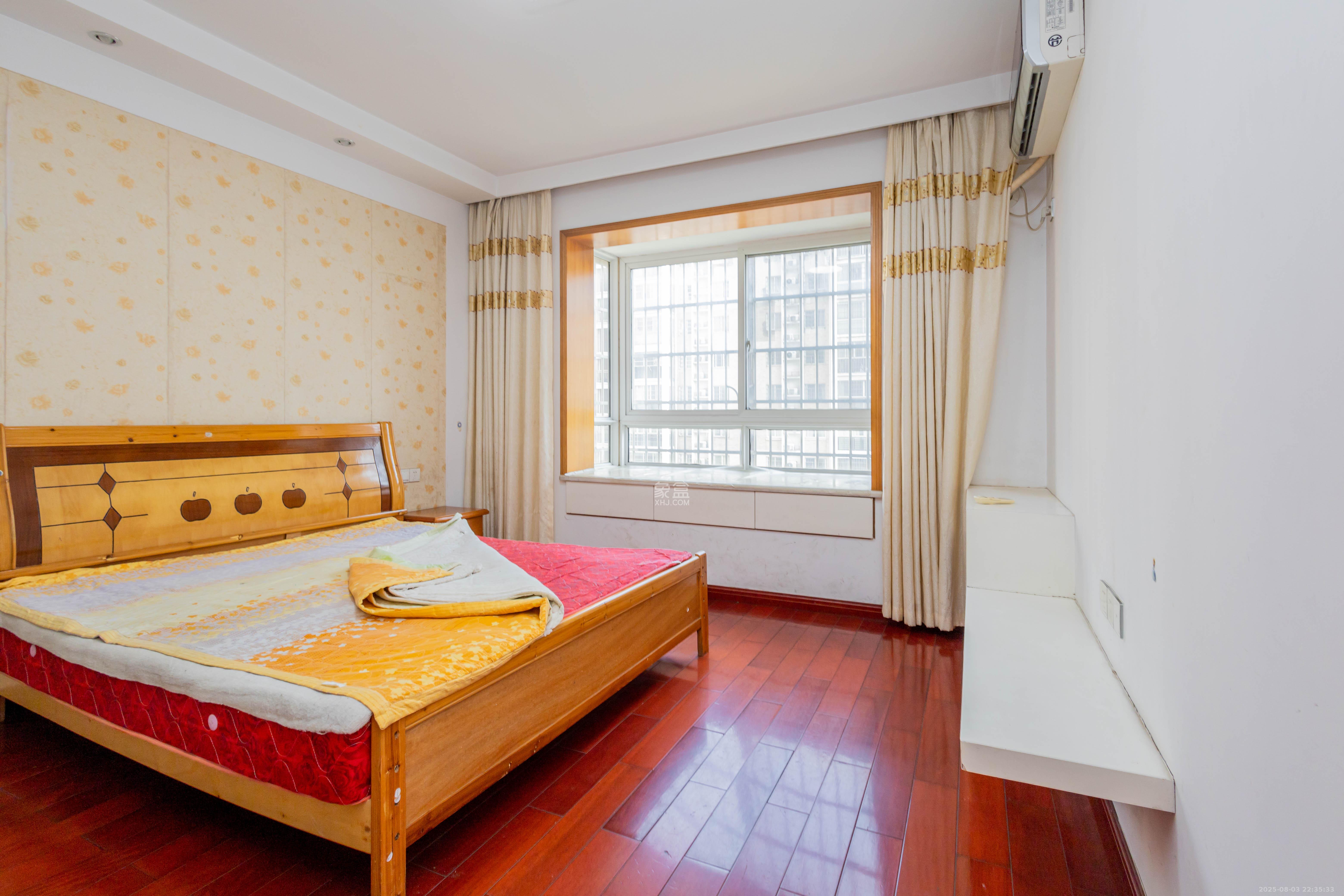 圣力华苑 3室2厅2卫 56.0万 圣力华苑 3室2厅2卫 56.0万卧室