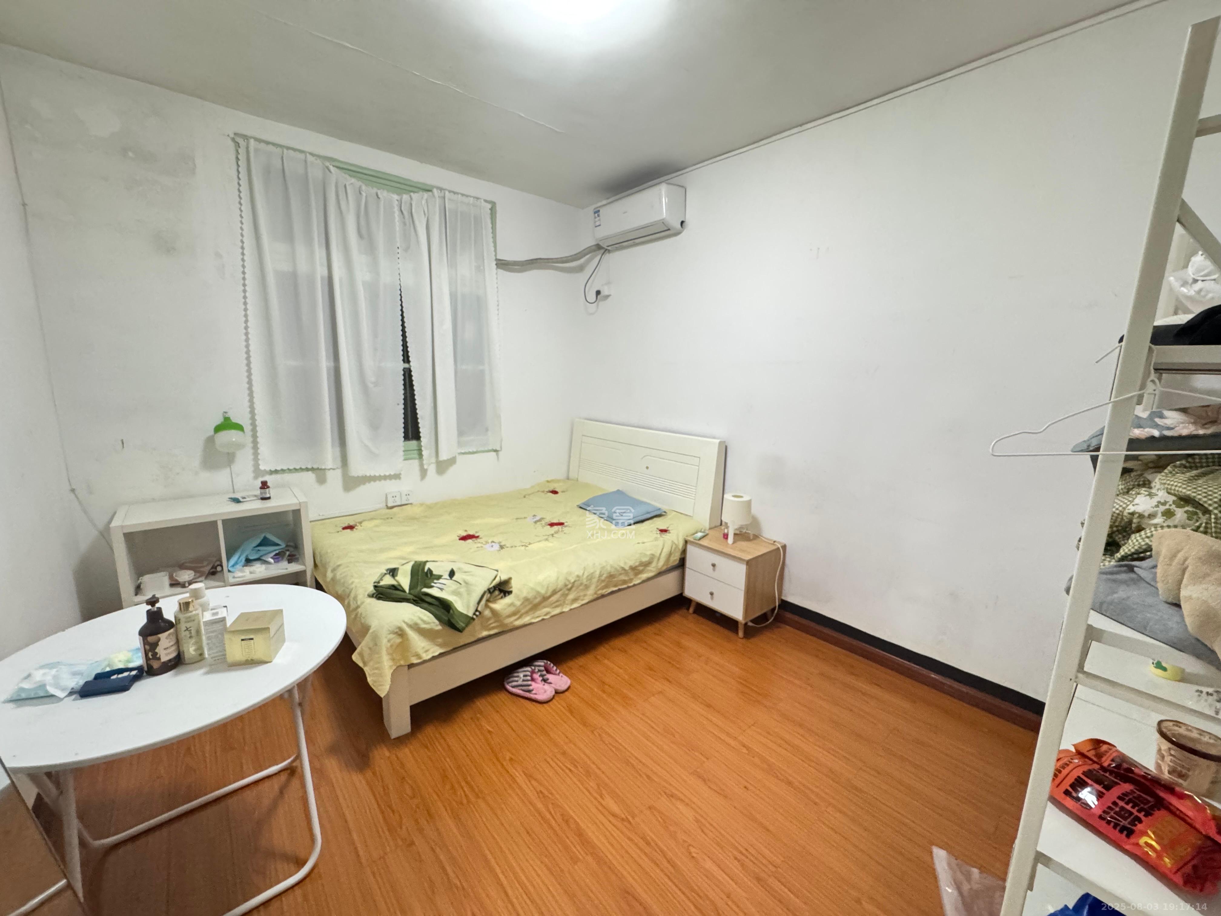 红旗区一片  3室1厅1卫    2000.0元/月 红旗区一片  3室1厅1卫    2000.0元/月室内图