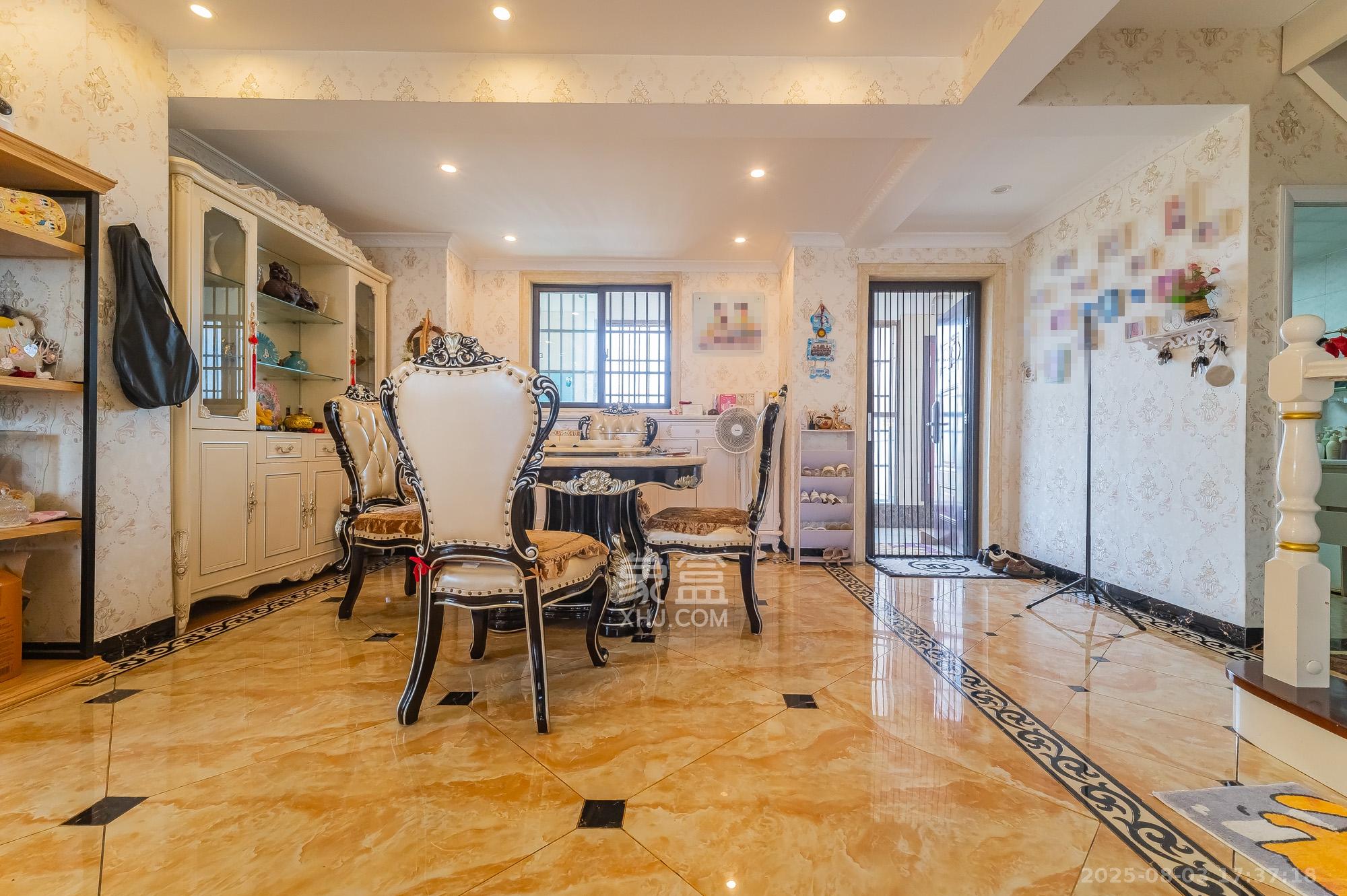 星湖湾二期高层  4室2厅2卫    142.8万客厅