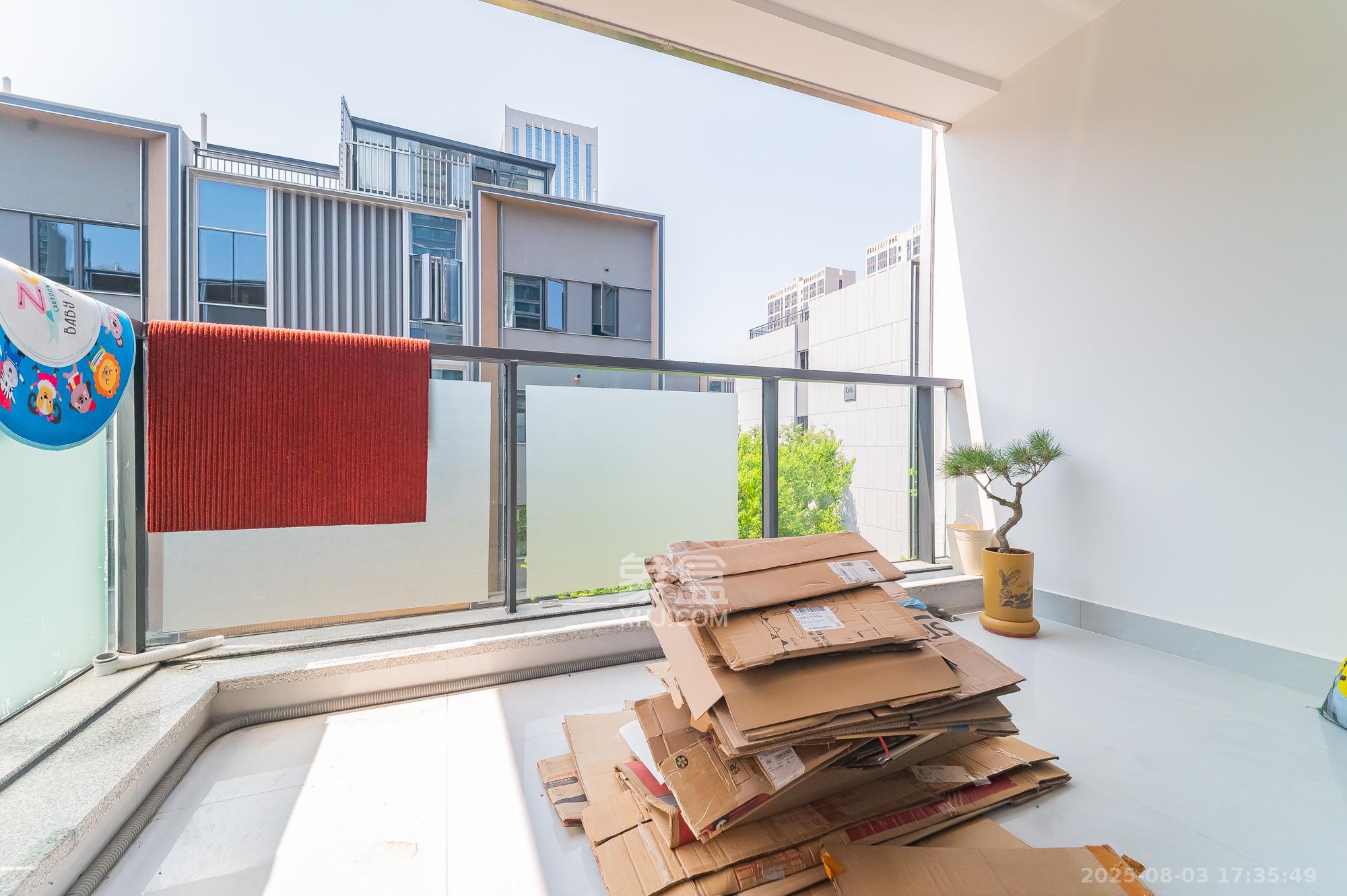 绿城美的明月江南  4室2厅3卫    309.8万阳台