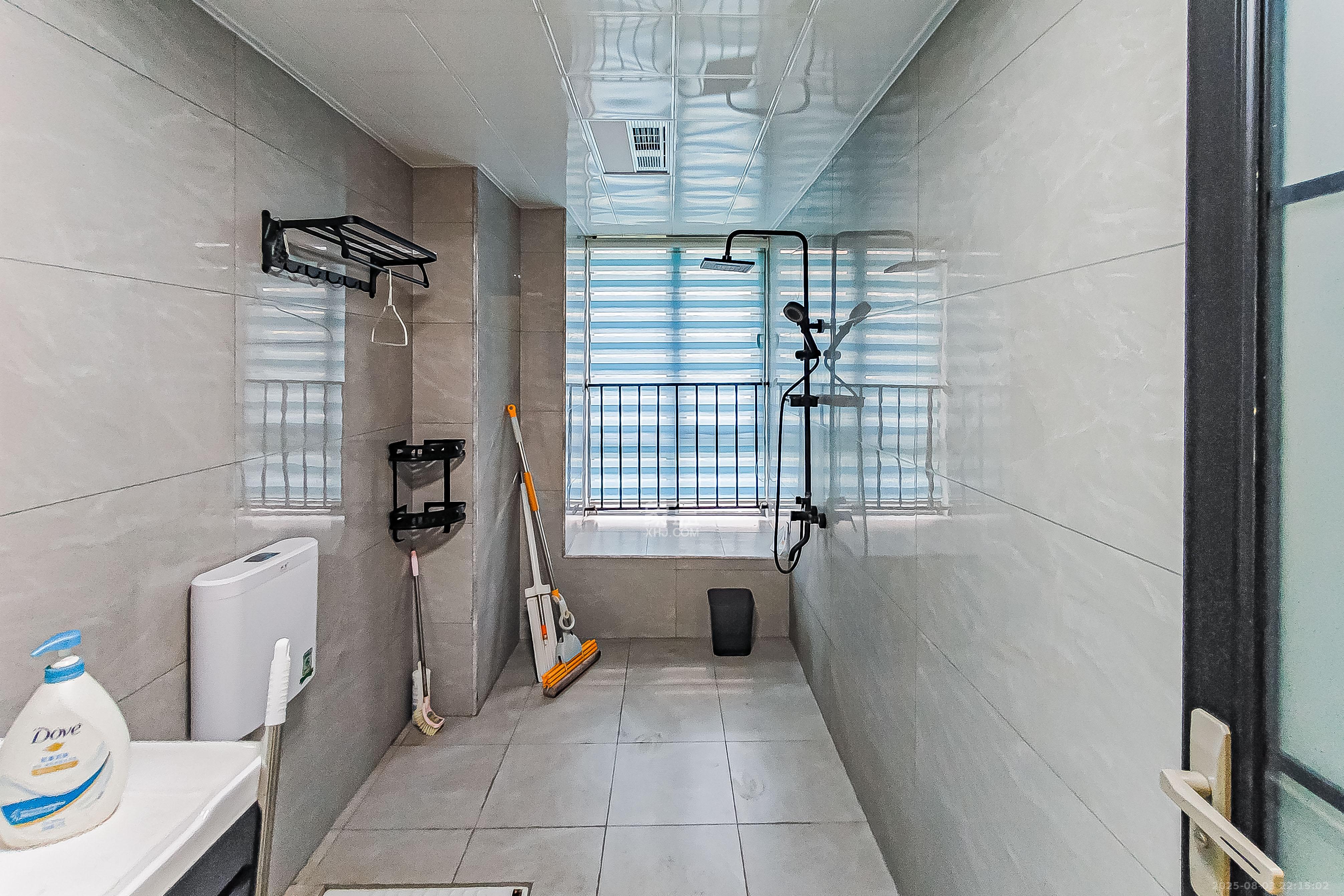 保利国际广场  4室2厅2卫    280.0万卫生间