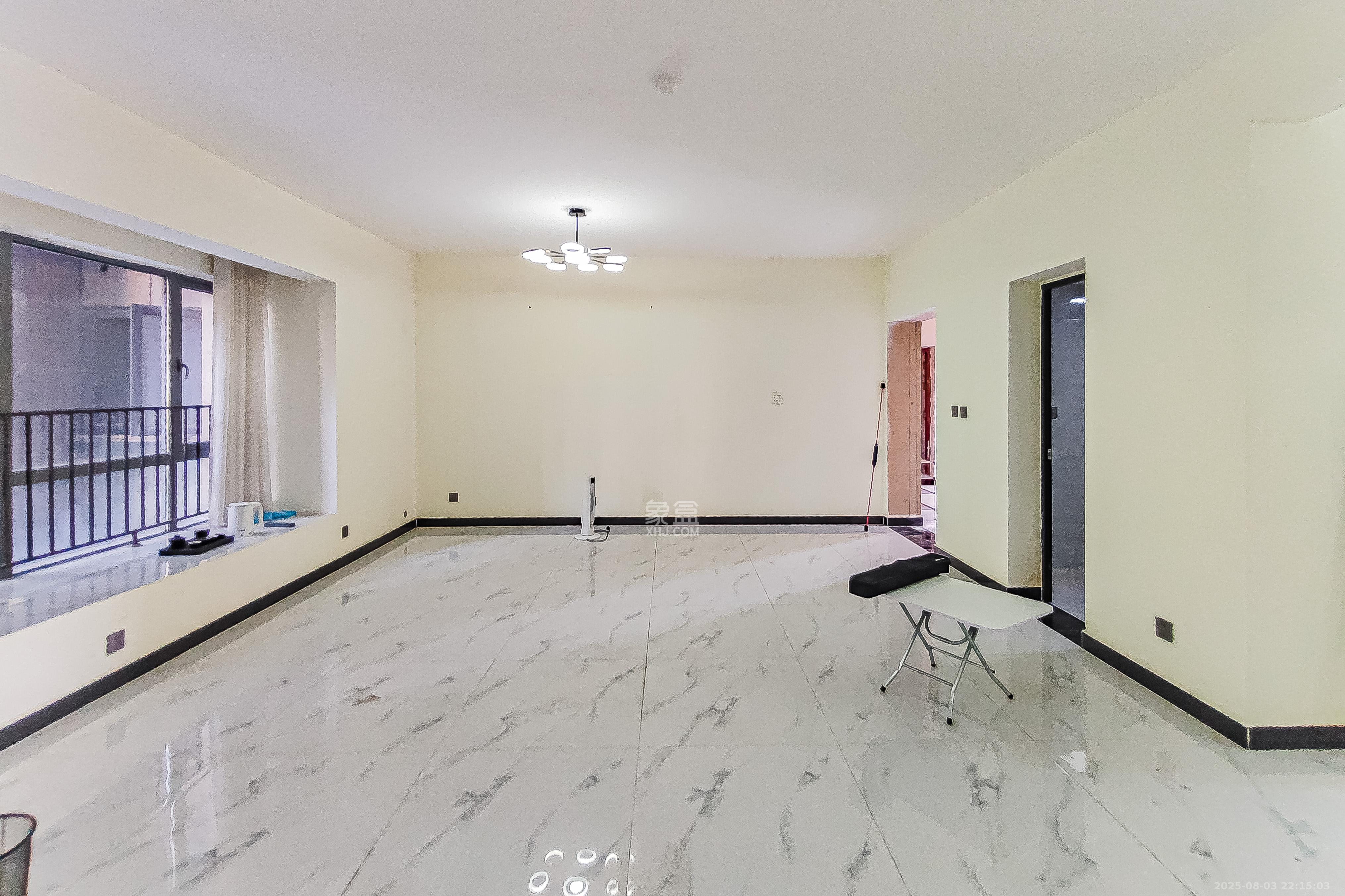 保利国际广场  4室2厅2卫    280.0万客厅