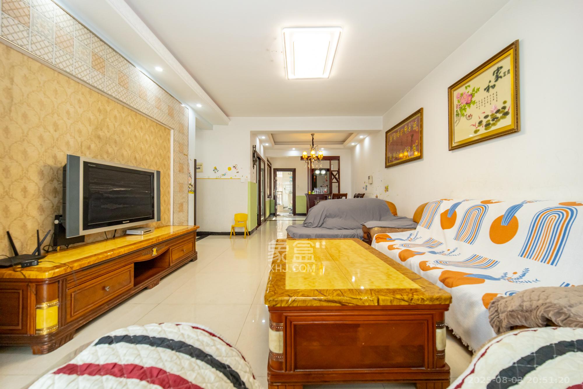 紫晶城 3室2厅2卫 56.8万 紫晶城 3室2厅2卫 56.8万客厅