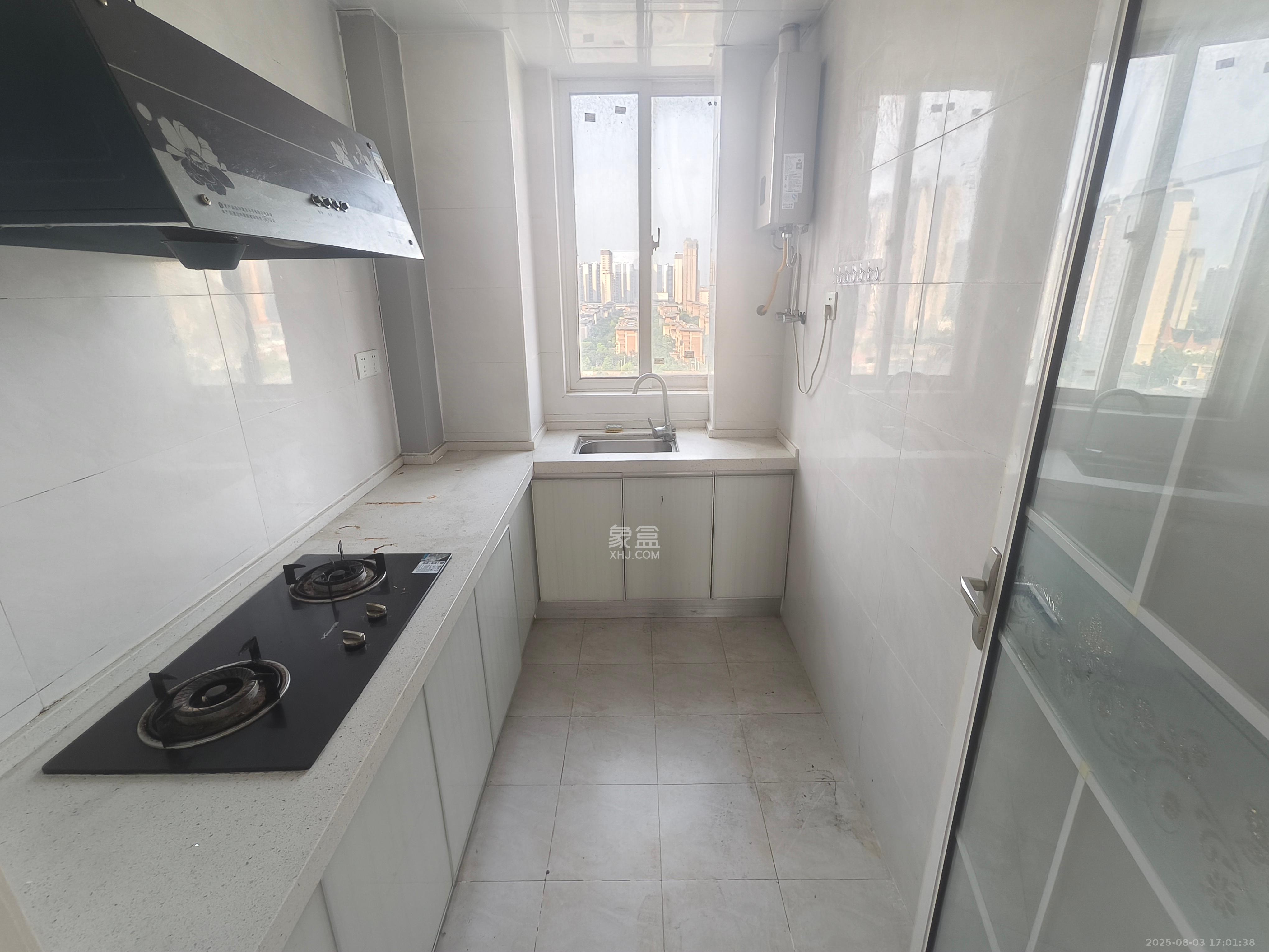 绿地海外滩一期  3室2厅1卫    1600.0元/月室内图