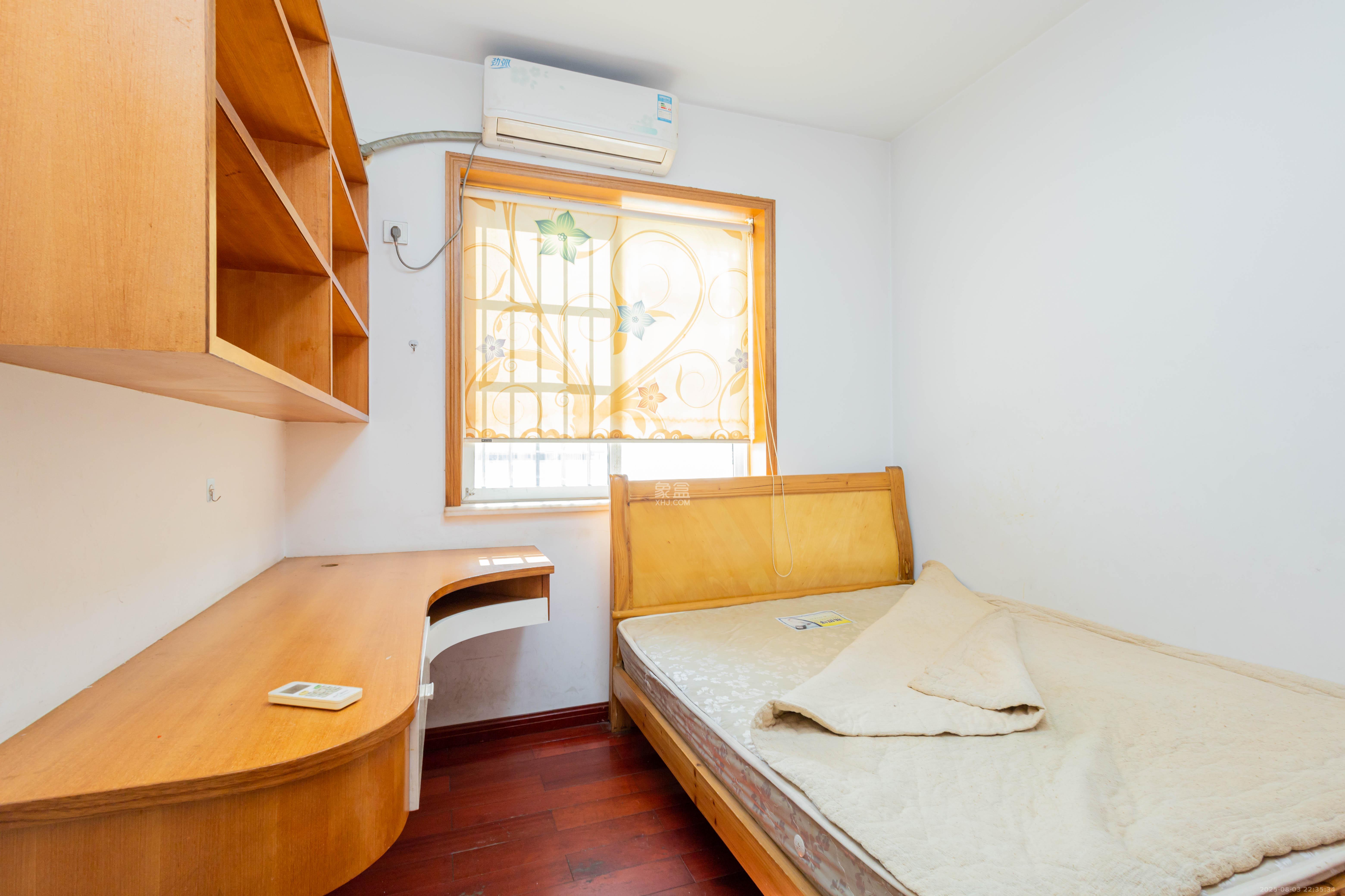 圣力华苑 3室2厅2卫 56.0万 圣力华苑 3室2厅2卫 56.0万卧室