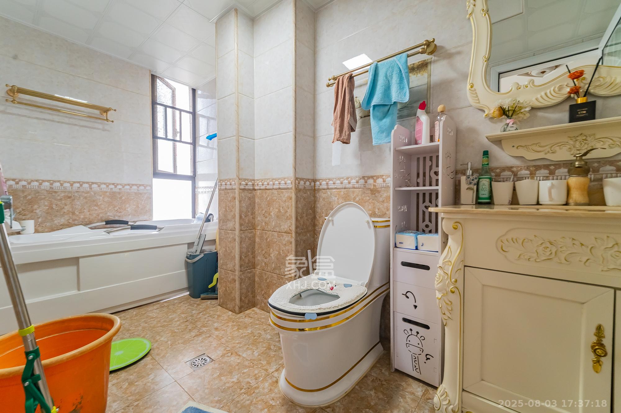 星湖湾二期高层  4室2厅2卫    142.8万卫生间