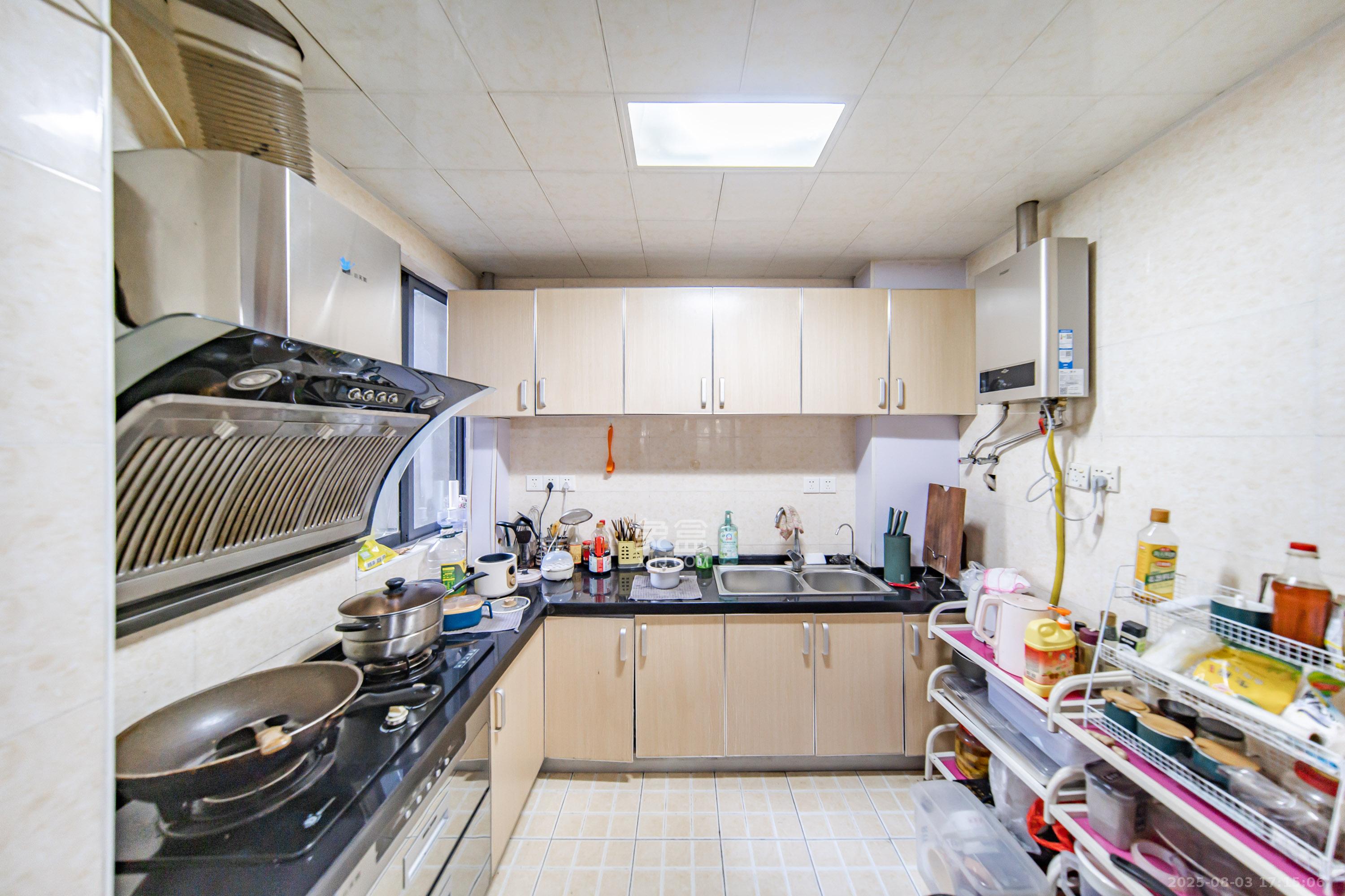 阳光100一期、四五期  4室2厅2卫    155.0万 阳光100一期、四五期  4室2厅2卫    155.0万厨房