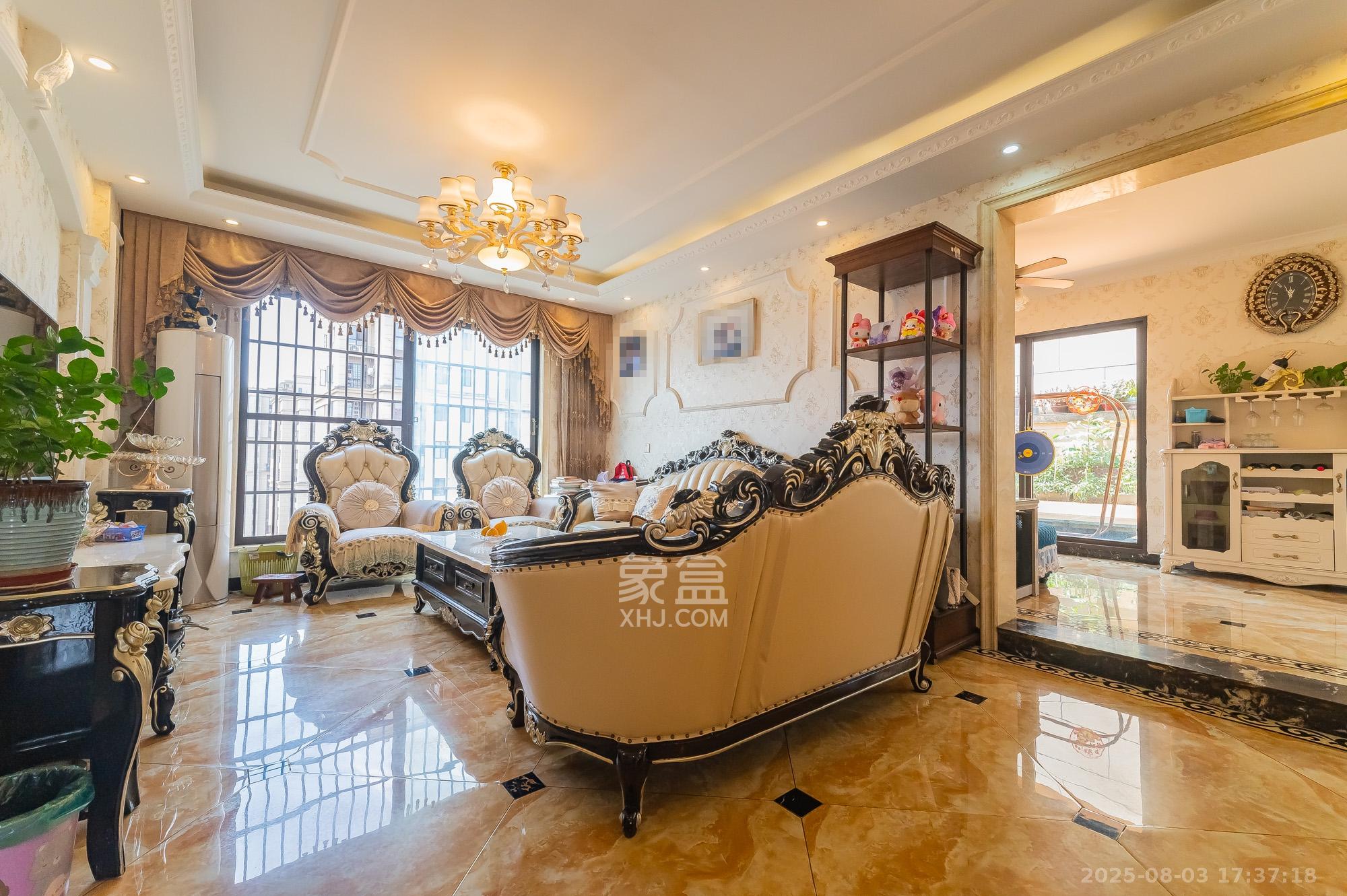 星湖湾二期高层  4室2厅2卫    142.8万客厅