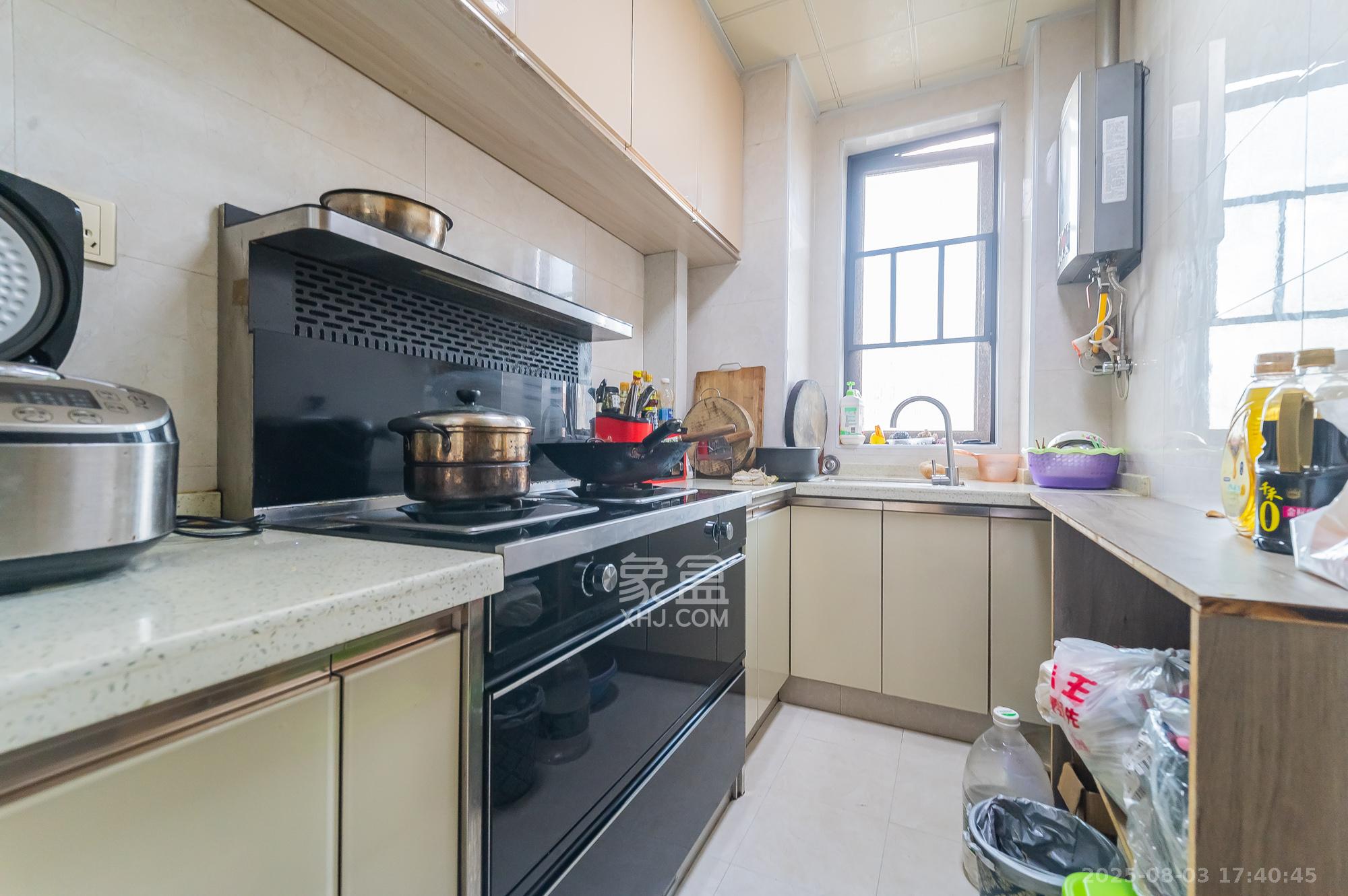 华润置地广场二期 3室2厅1卫 64.9万 华润置地广场二期 3室2厅1卫 64.9万厨房