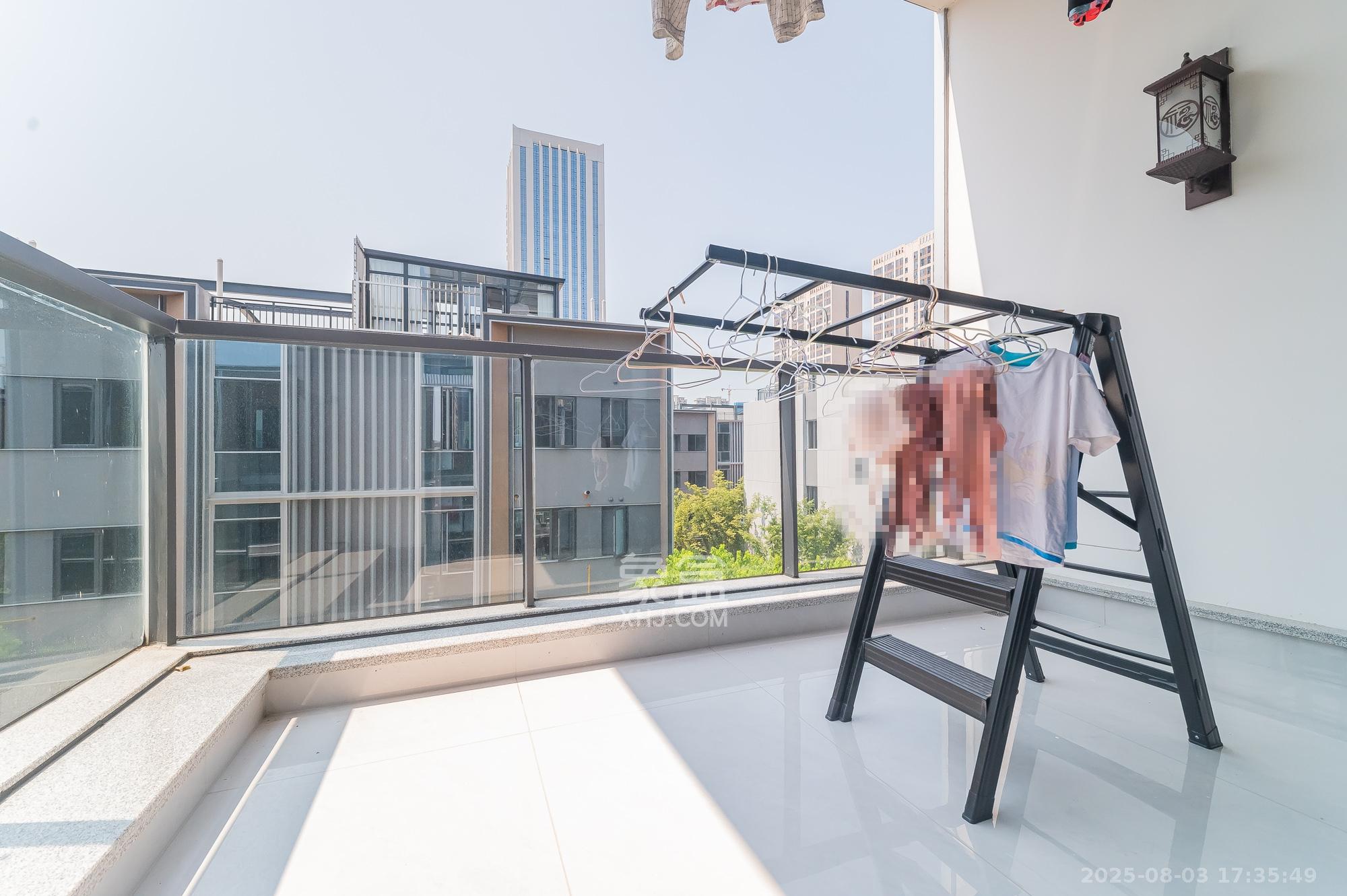 绿城美的明月江南  4室2厅3卫    309.8万阳台