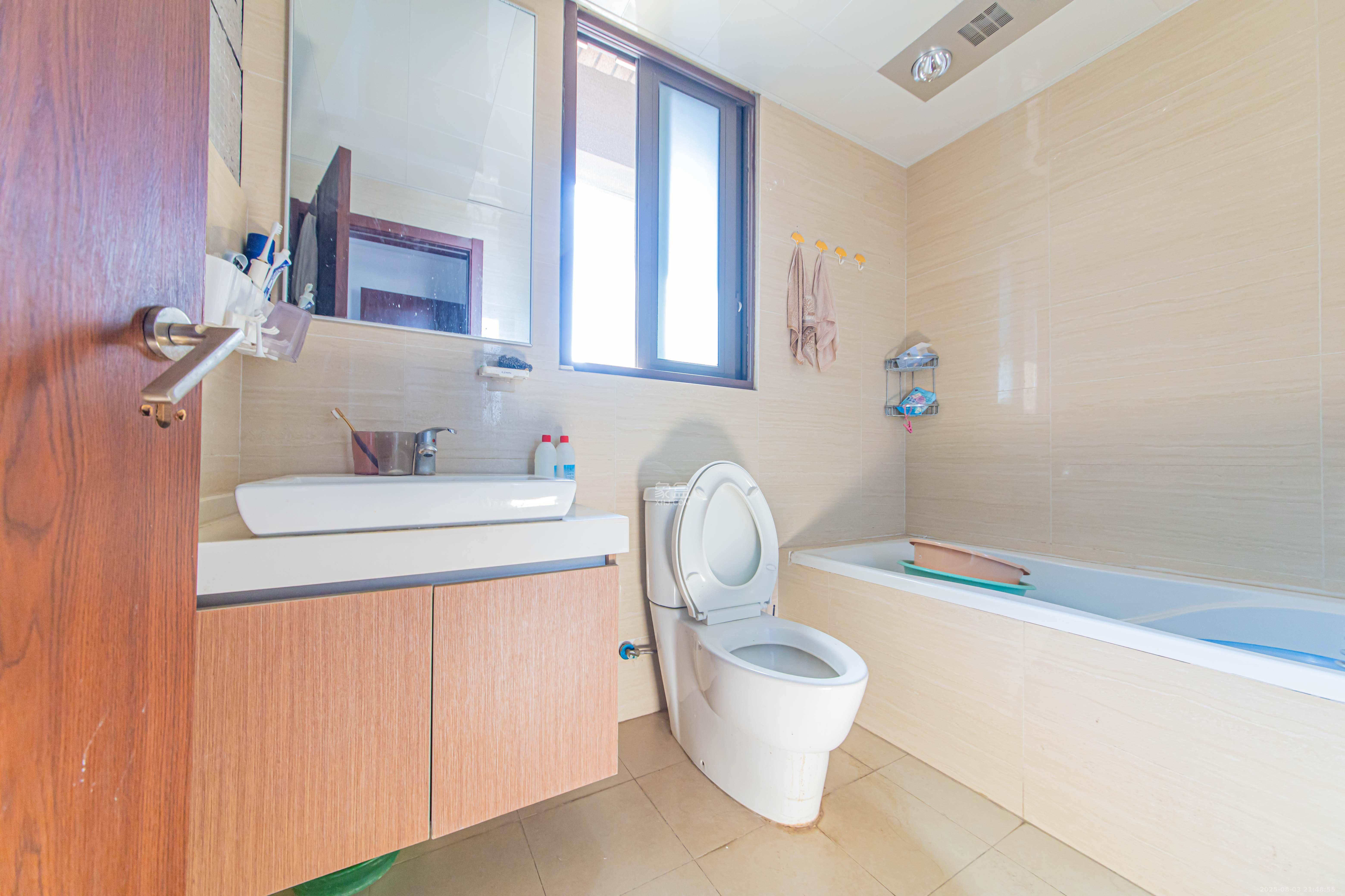 绿地公馆(绿地名邸)  3室2厅2卫    145.0万 绿地公馆(绿地名邸)  3室2厅2卫    145.0万卫生间