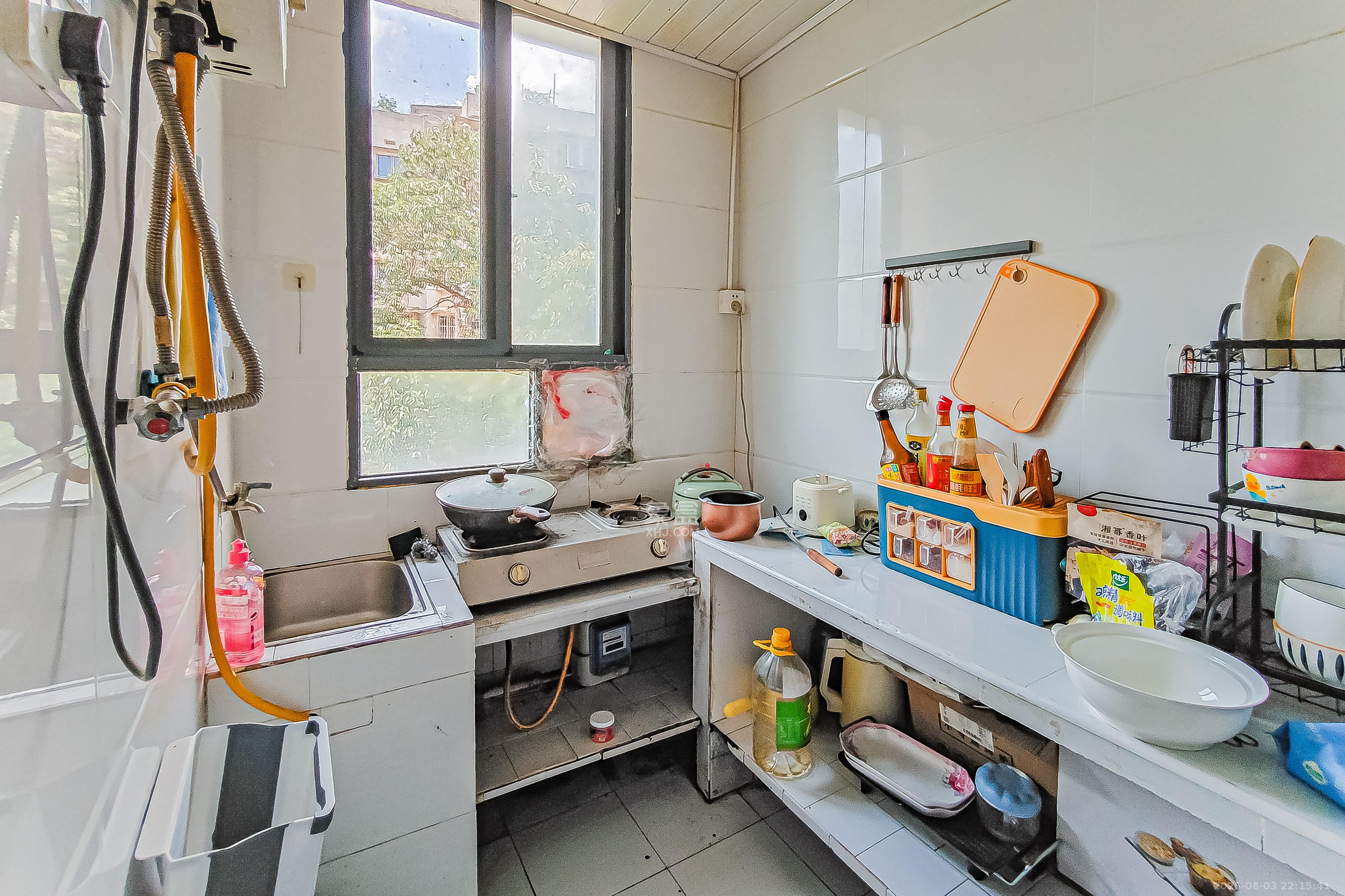 向东南社区  1室1厅1卫    24.0万 向东南社区  1室1厅1卫    24.0万厨房