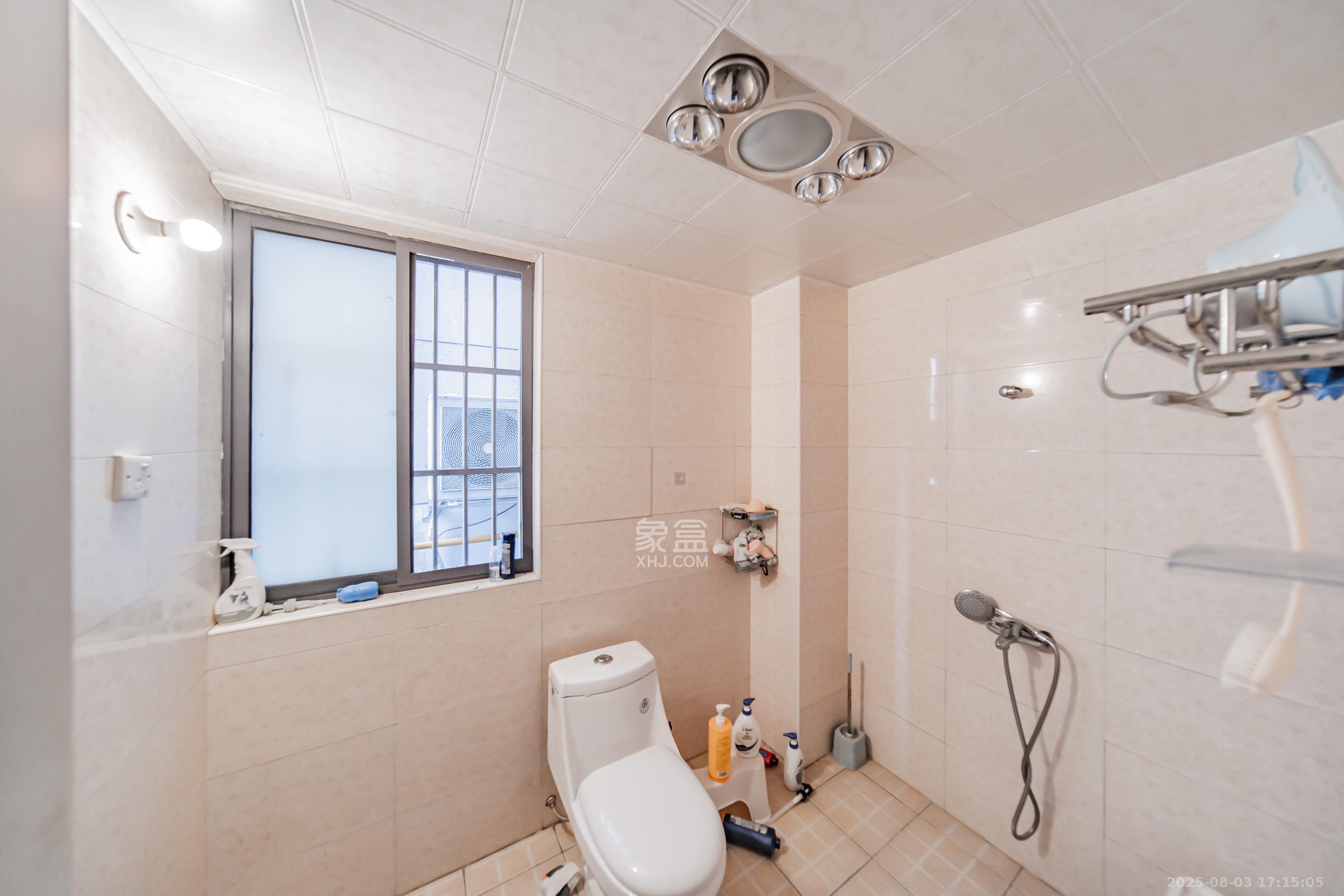 阳光100一期、四五期  4室2厅2卫    155.0万 阳光100一期、四五期  4室2厅2卫    155.0万卫生间