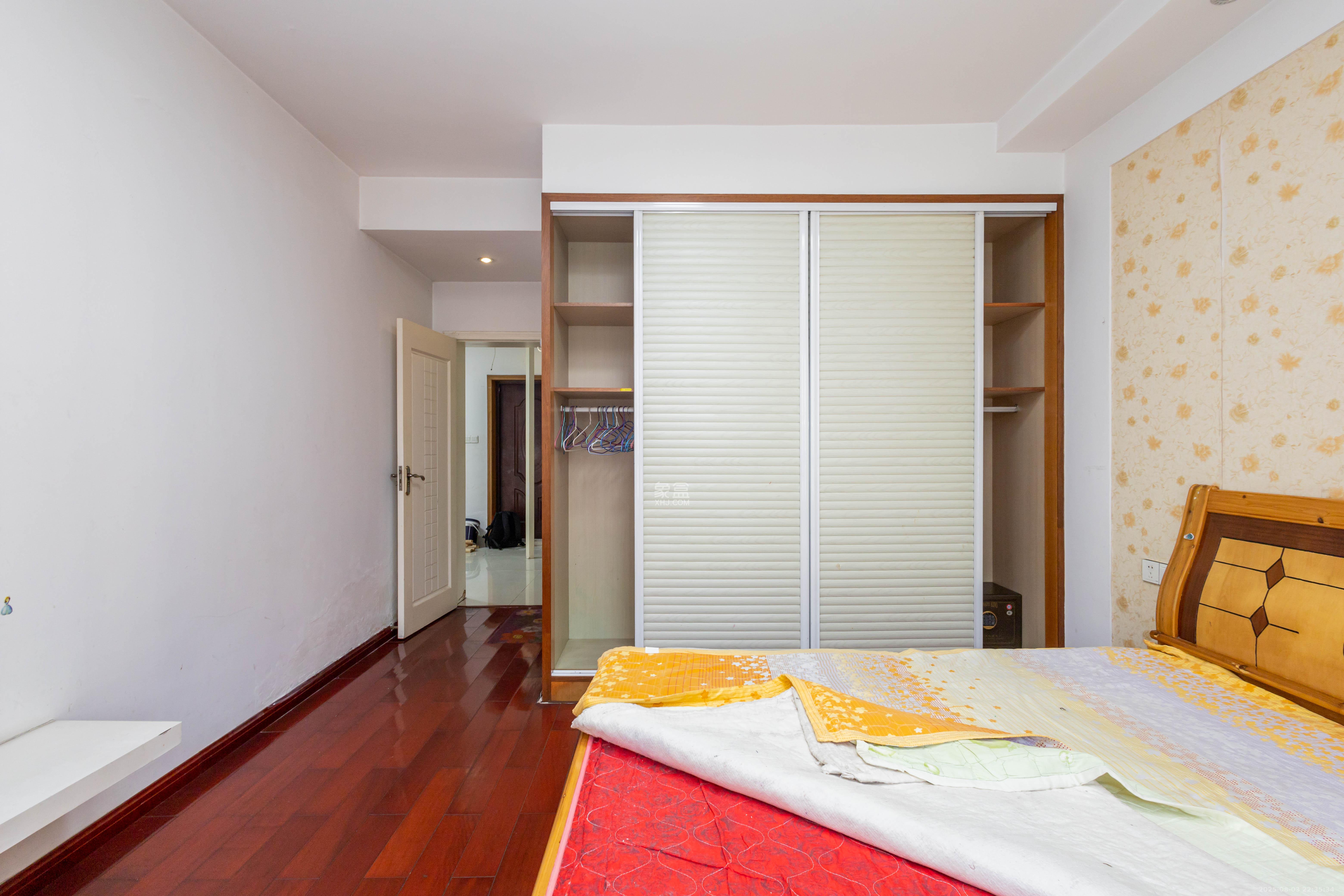 圣力华苑  3室2厅2卫    56.0万卧室