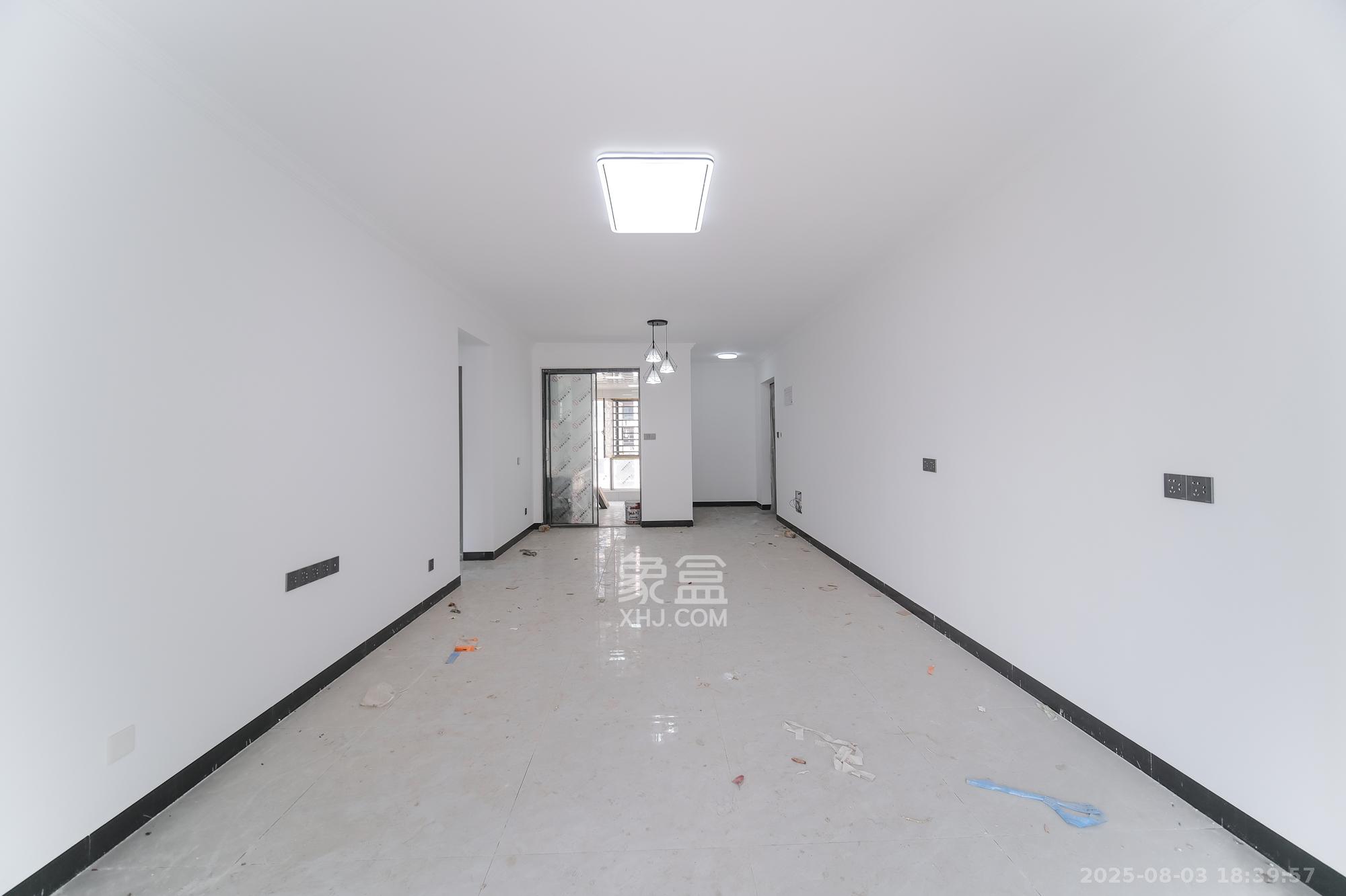 荣盛城  4室2厅2卫    77.8万客厅