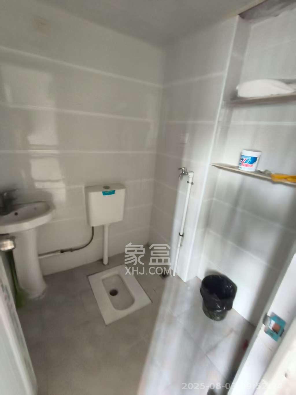 骑龙安置小区  4室2厅2卫    3200.0元/月室内图